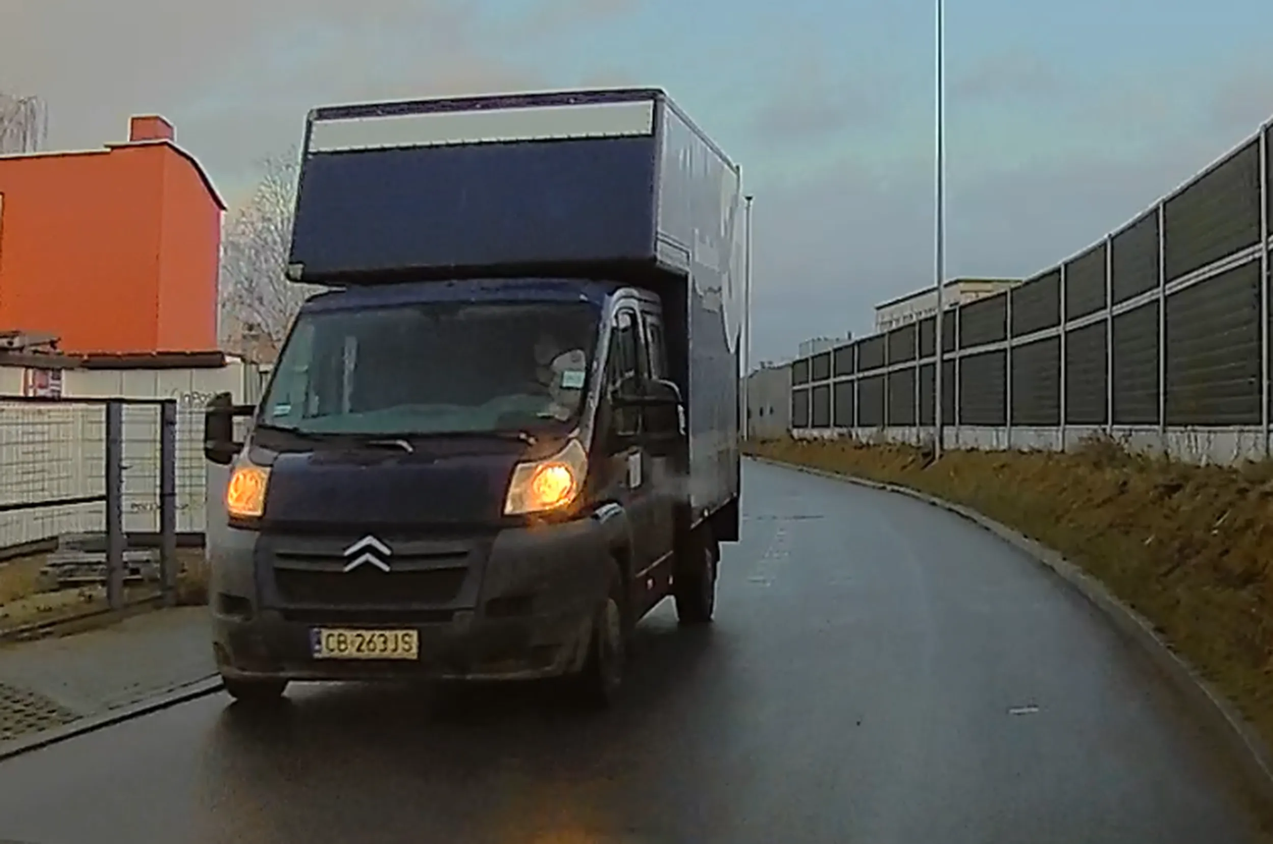 23.01.2023 ok. godz. 15:44 mijałem tego kierowcę. Jedną ręką trzymał kierownicę, a na drugiej trzymał malusieńkie dziecko! Bez żadnego zabezpieczenia, dziecko praktycznie siedziało na kierownicy!!!!! Zastanowię się nad zgłoszeniem tego na policję z uwagi na dobro dziecka!