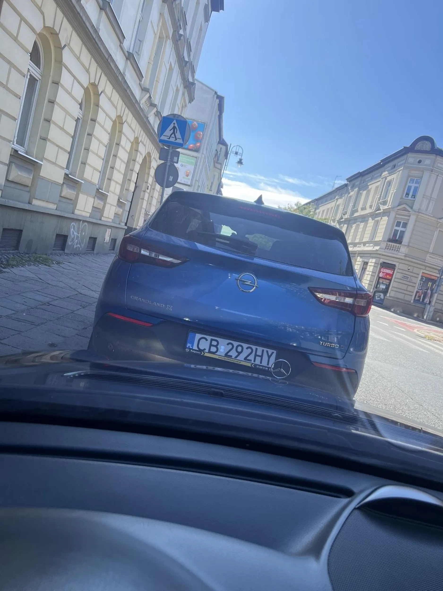 Kierowca ni potrafi parkować i zastawia inne auta. Zero wyobraźni, nie dość że tuż przed pasami to poza miejscem parkingowym
