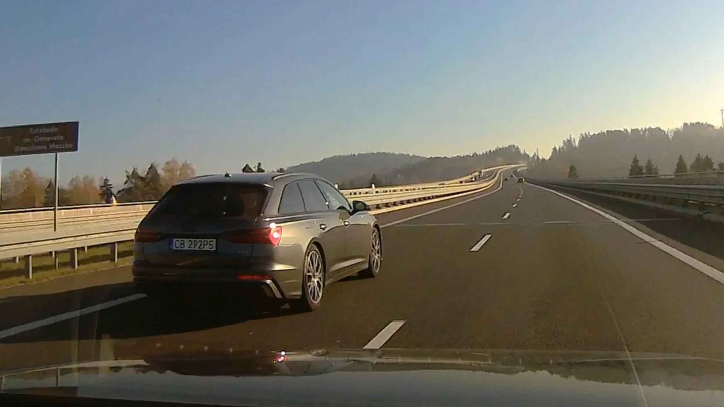 Przyspieszyłem o 30 km/h ponad limit, żeby sprawnie wyprzedzić samochód. Ale dla gamonia przyklejonego do lewego pasa to mało, tak obsrał zbroję, że zaczął panicznie mrugać długimi światłami. Gamoniu, to ty masz się grzecznie dostosować do ograniczeń prędkości, nie będę dla twojego komfortu przyspieszał do 160 km/h. Poza tym nie wyjdzie ci zgrywanie kozaczka na drodze, jeżeli sam wyglądasz jak pół dupy zza krzaka. Nie pozdrawiam.