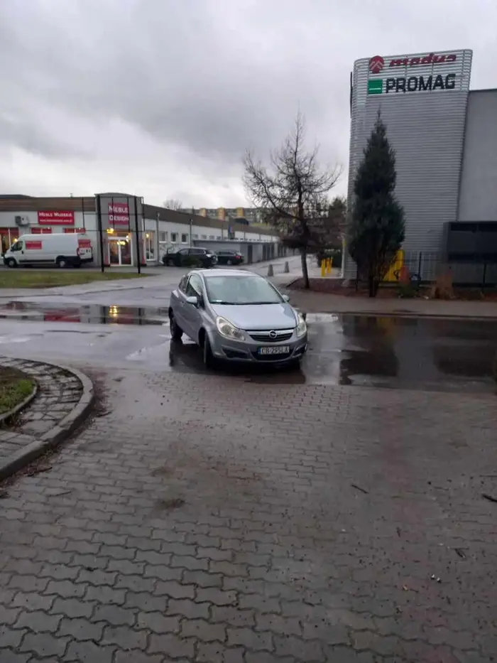 Parkuję na środku drogi