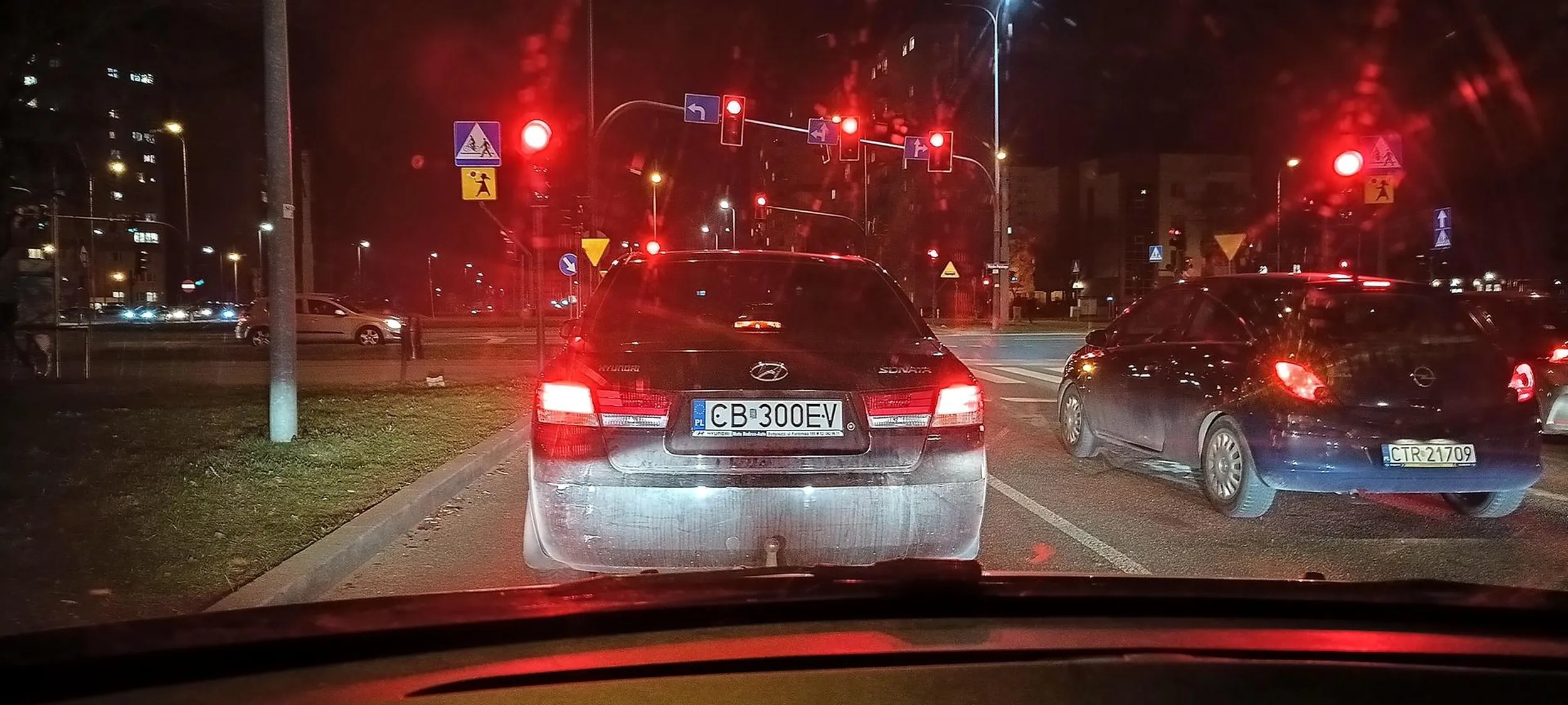 Zajeżdża drogę na dwupasmówce i jeździ jak wariat