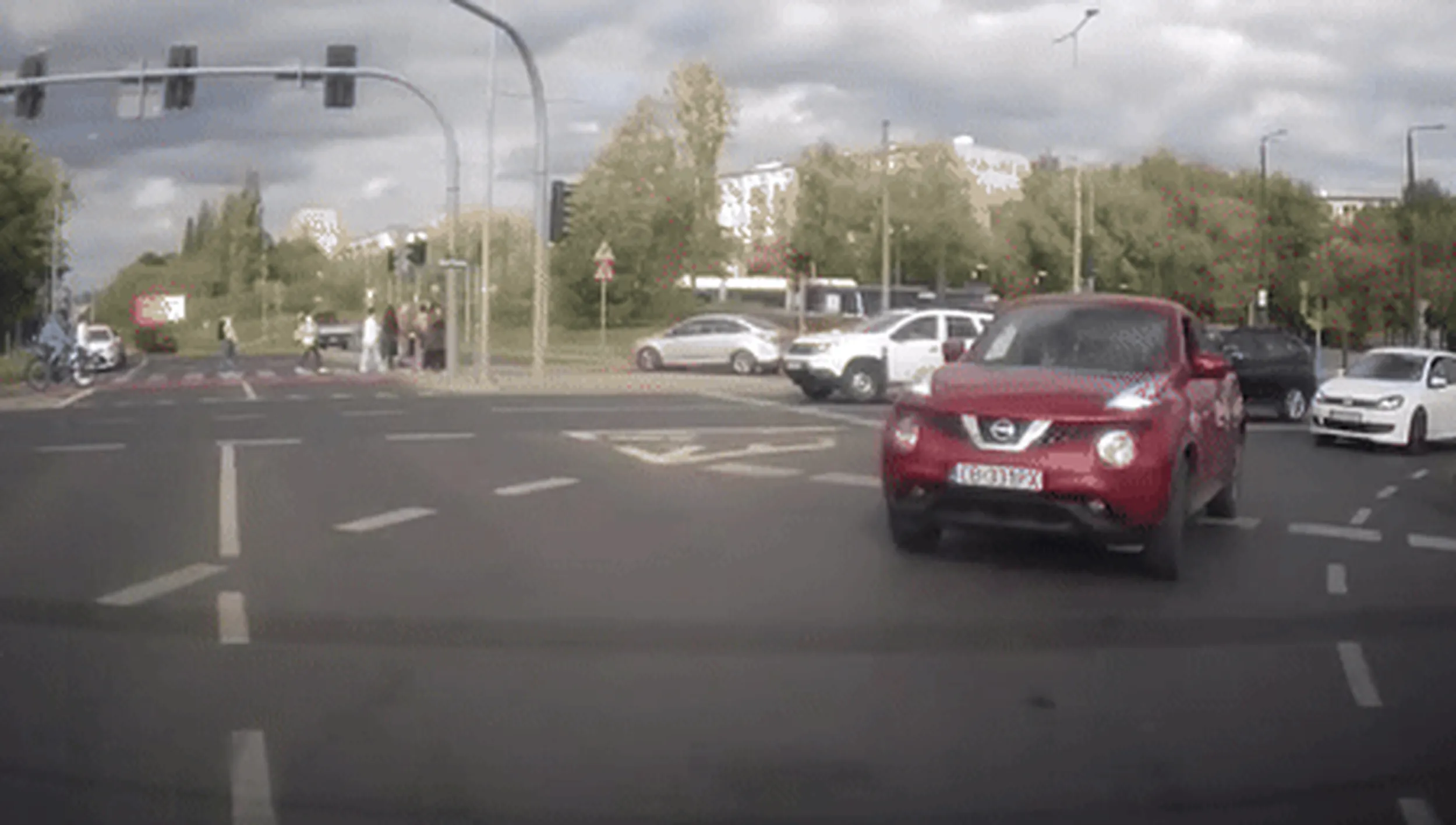 Mistrz kierownicy, pcha się na czerwonym świetle, na pasy wjeżdża już w momencie gdy piesi mają zielone i tak bardzo mu się spieszy, że wyprzedza przez podwójną ciągłą samochód wykonujący skręt w lewo, a wszystko po to żeby ominąć światła przejeżdżając przez stację paliw.