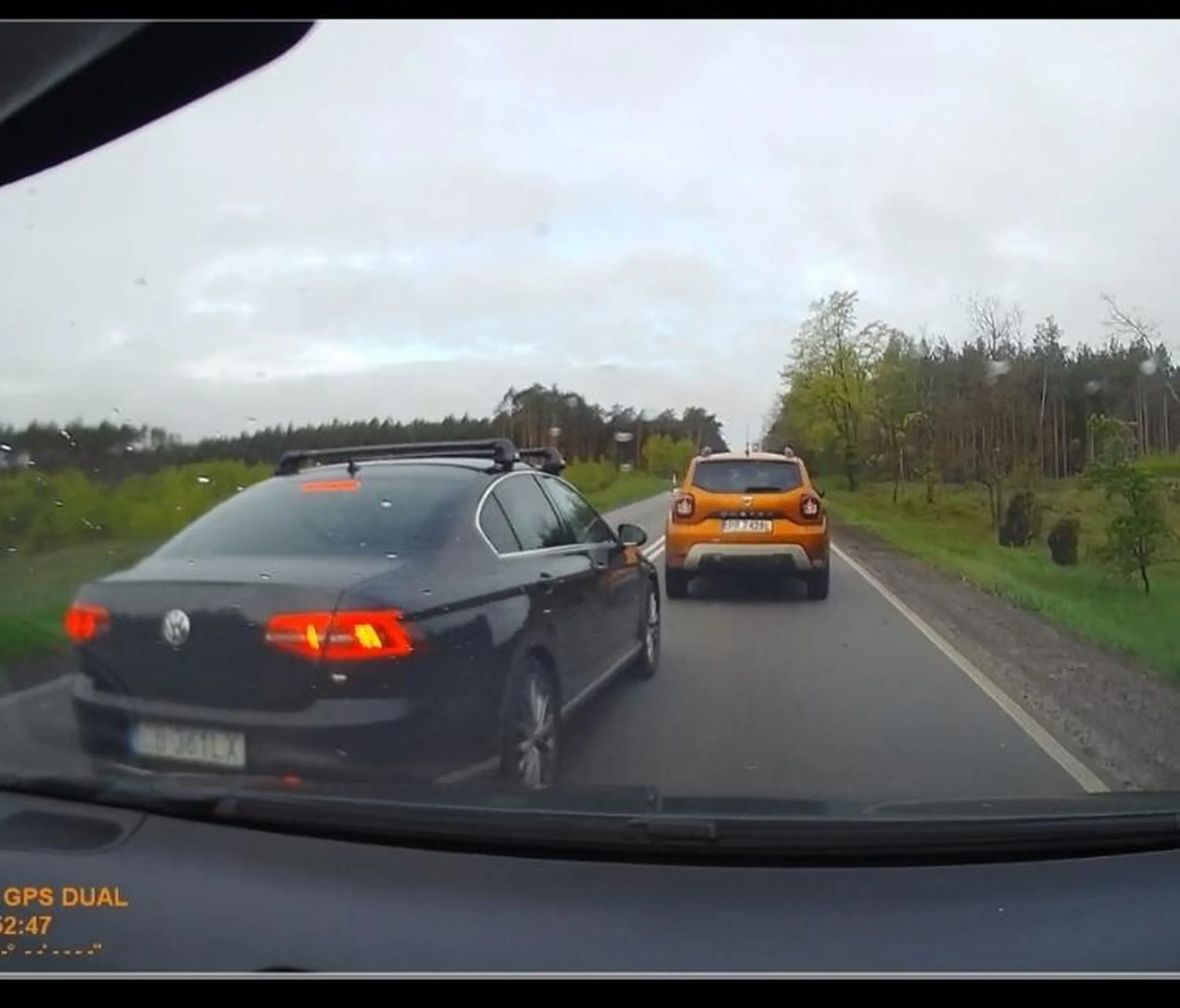 Wyprzedza na podwójnej, spycha z drogi, a po zrównaniu się na światłach pokazuje "fakera" ?