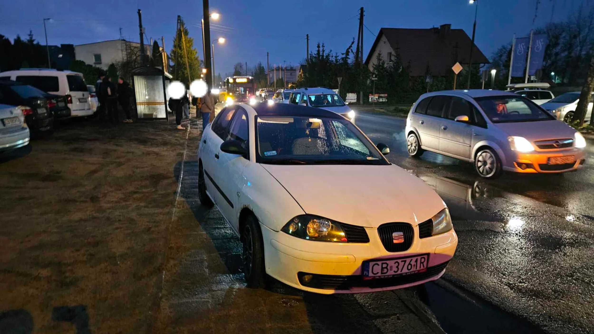 Chodnik nie jest dla ludzi !!! To parking.