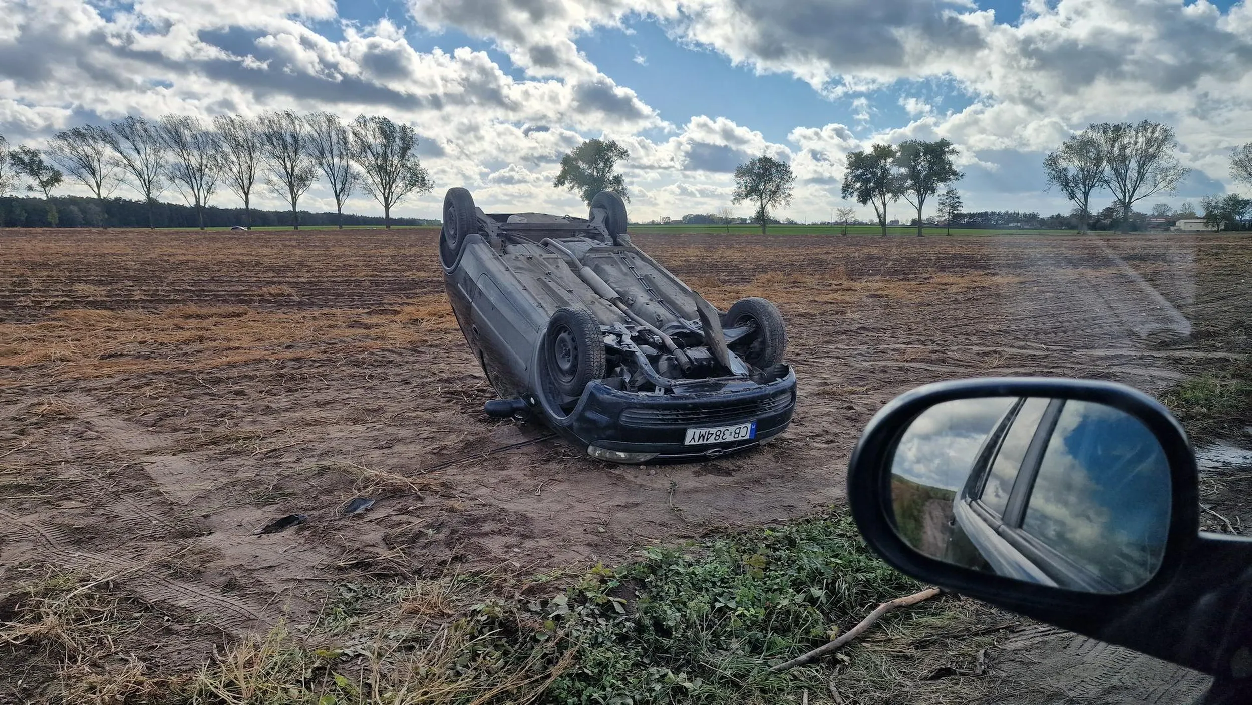Ktoś zgubił? Leżakuje na dachu w środku pola. Powoli już szabrują.