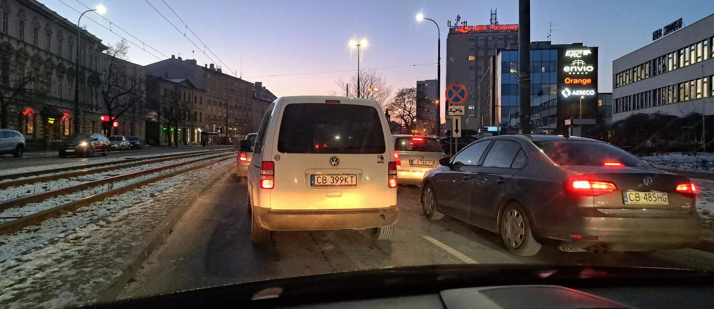 Niezrównoważony koleś, który uważa, że włączenie kierunkowskazu uprawnia go do zmiany pasa. Na wąskiej drodze pcha się na trzeciego nie patrząc na to co się dzieje dookoła. Obyś trafił na kogoś w starym złomie, komu przyda się sponsor na blacharkę.