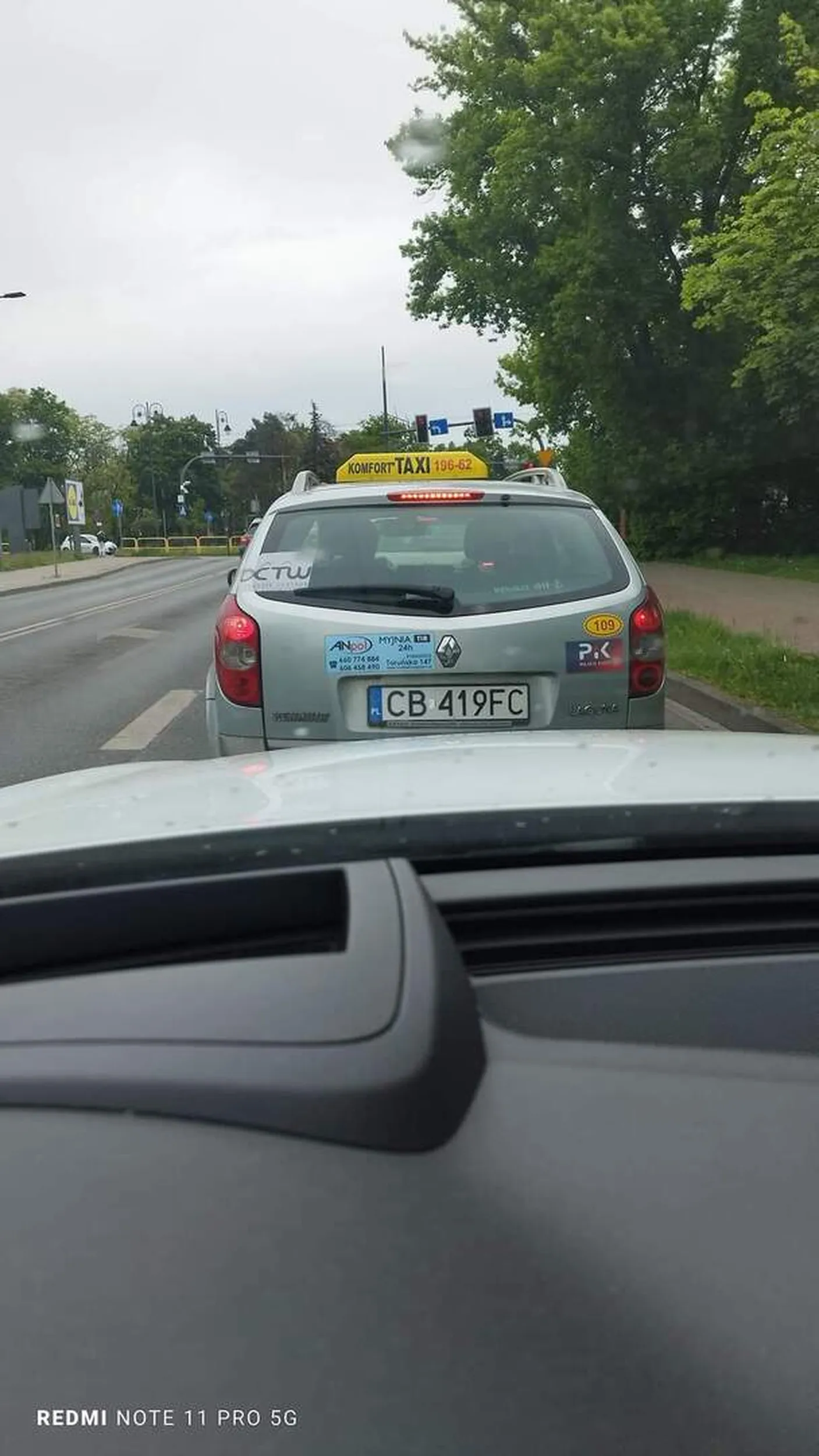 Chciałbym ostrzec kierowców przed tym delikwentem ,który zajeżdża drogę bez włączania kierunkowskazów. Ja jadąc z dzieckiem musiałem gwałtownie hamować bo jakaś parówa ma w dupie innych uczestników ruchu drogowego. ( Sytuacja miała miejsce Bydgoszcz koło szpitala wojskowego ) Prawo jazdy znalezione w chipsach życzę Ci aby Tobie ludzie robili to samo co Ty robisz.