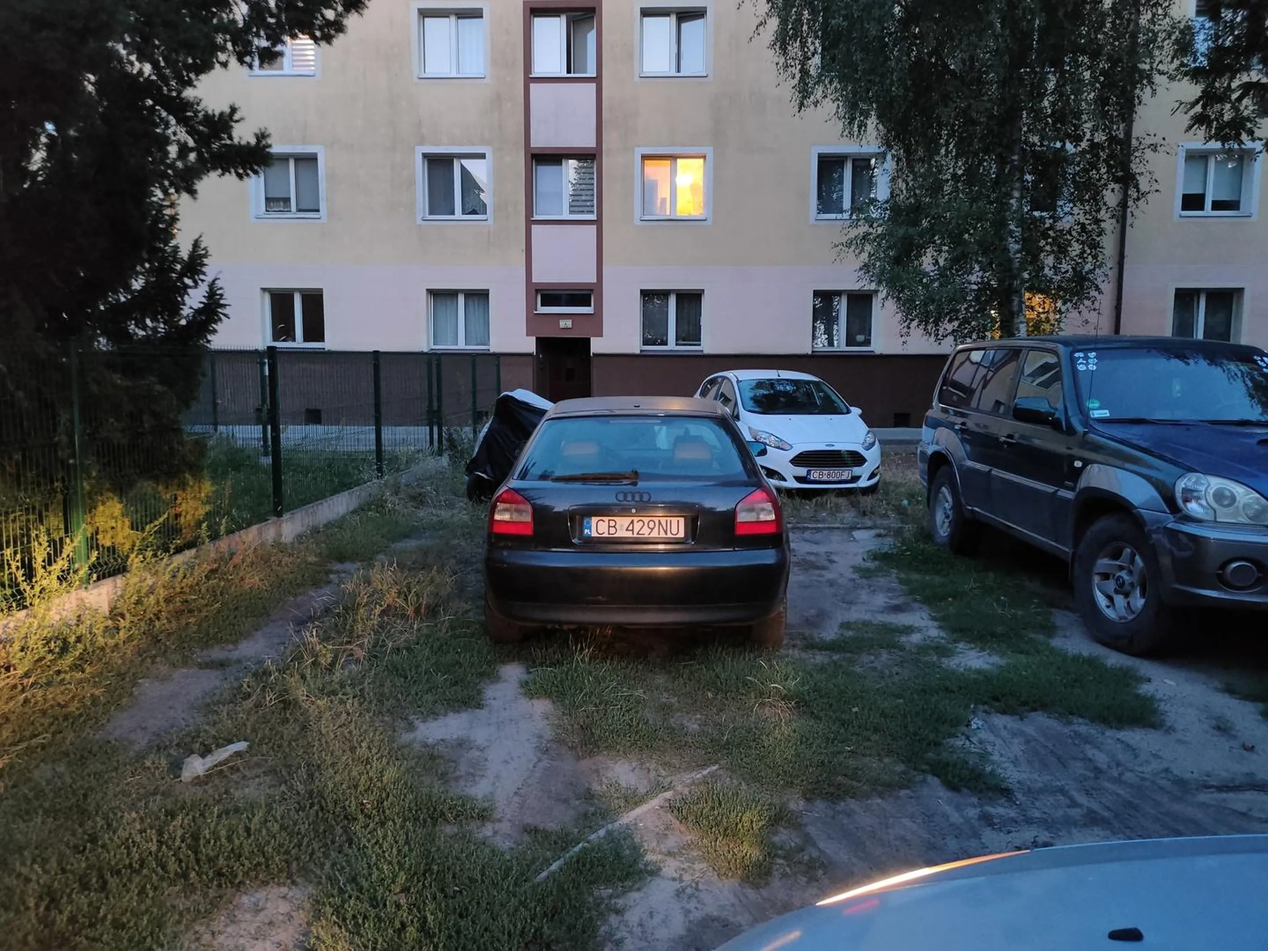 Człowiek wraca po robocie, chce zaparkować na opłaconym miejscu postojowym i widzi coś takiego. Żebyś bucu jedno zajął, to może bym hamował mordę, ale pałka się przegła. Następnym razem psi stolec pod wycieraczki i klamki.