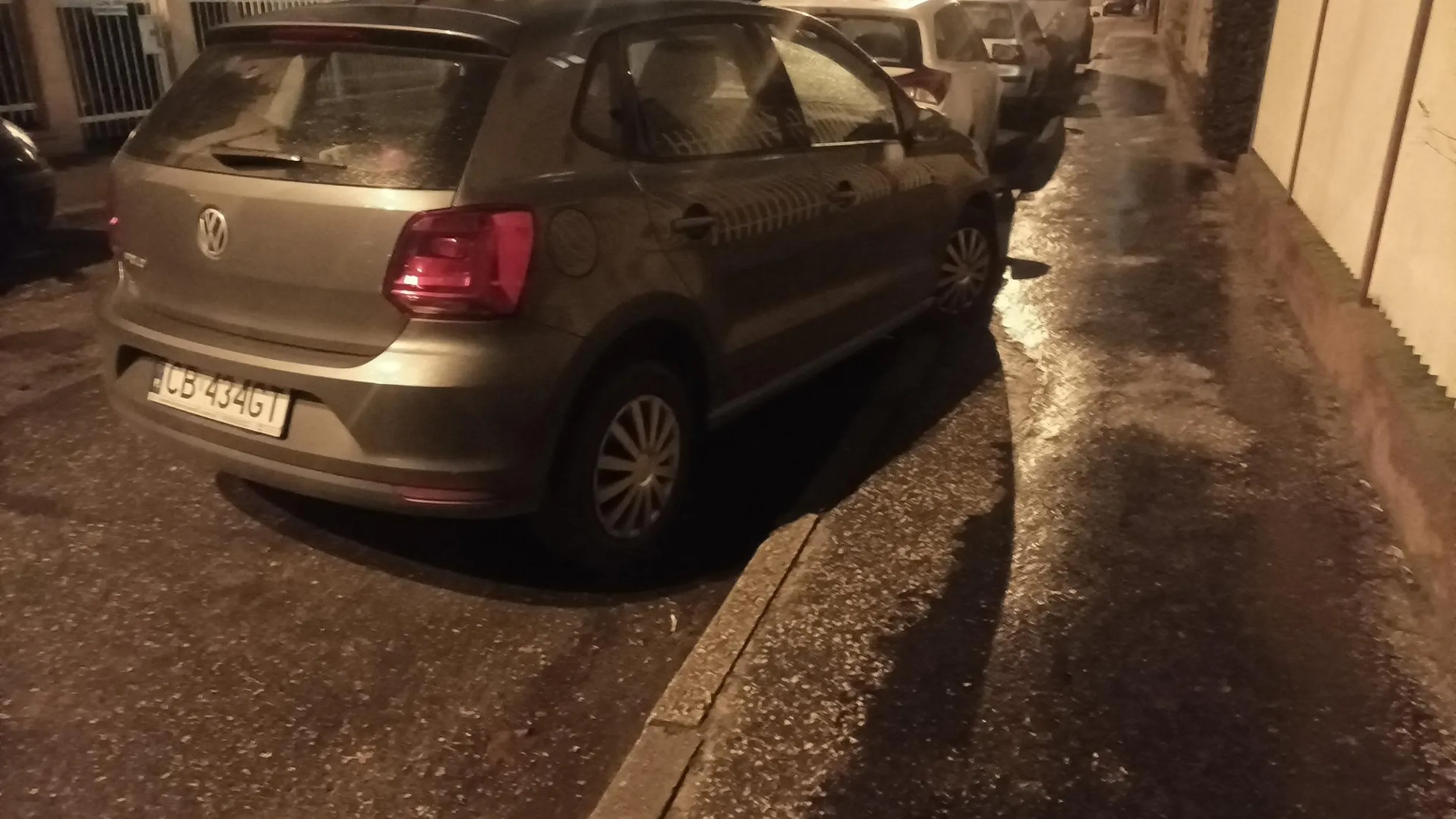 Mistrz parkowania równoległego. Brak miejsca do przejechania. 15 metrów dalej w ciul miejsca.