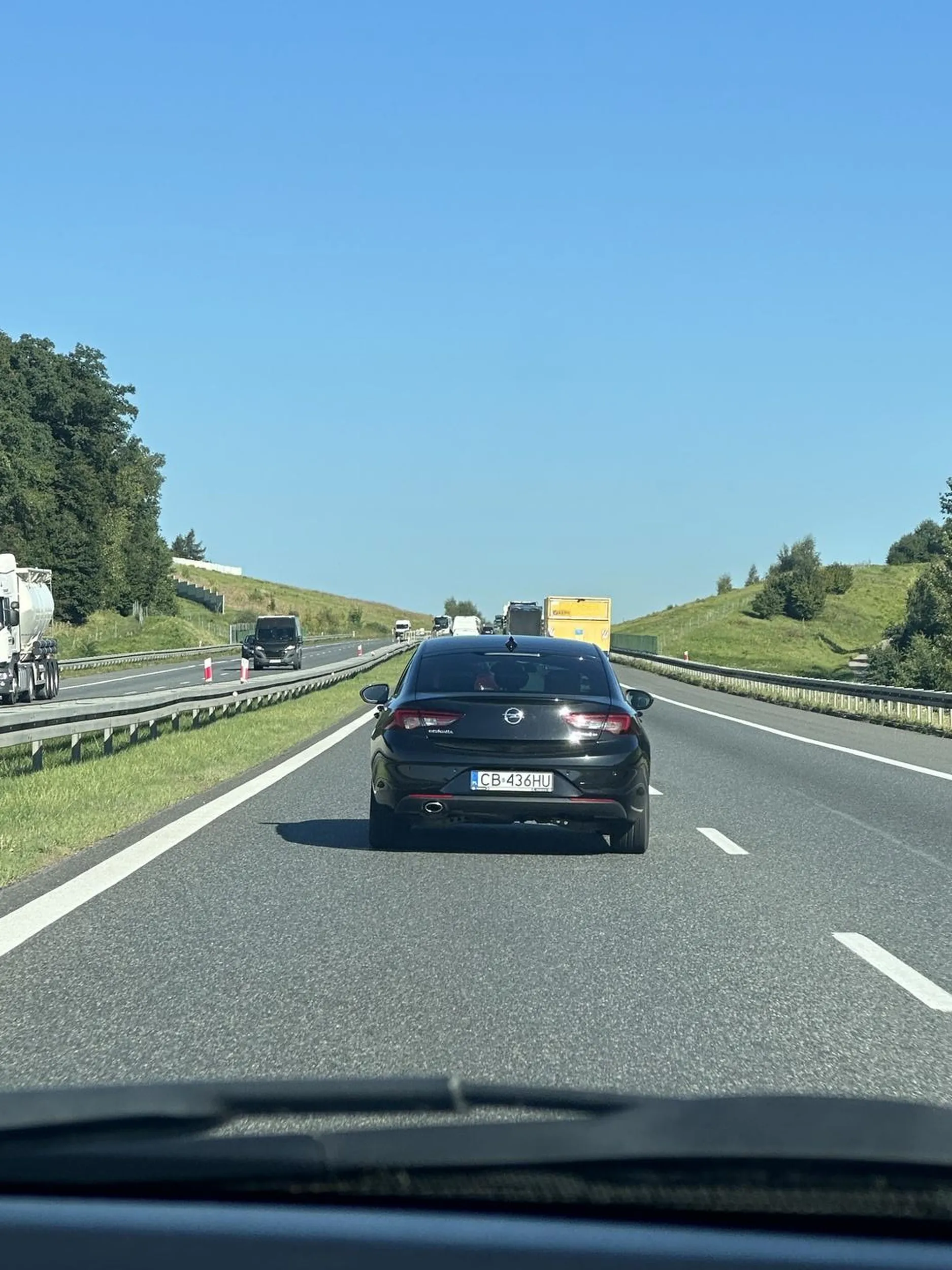 Wariat drogowy, kiedyś kogoś zabijesz ty 436HU. Na autostradzie siedzi na zderzaku (kiedy ja jadę 140), a kiedy zjechałem na prawy pas po sznurku tirów, to próbował mnie zepchnąć (na pokładzie miałem 3 dzieci, w tym niemowlę). Mam nadzieję, że szybko stracisz prawo jazdy. Jak masz żonę i dzieci, to niech się dowiedzą jaki z Ciebie „wspaniały” człowiek. Niech też znajomi widzą jaki jesteś fifarafa.