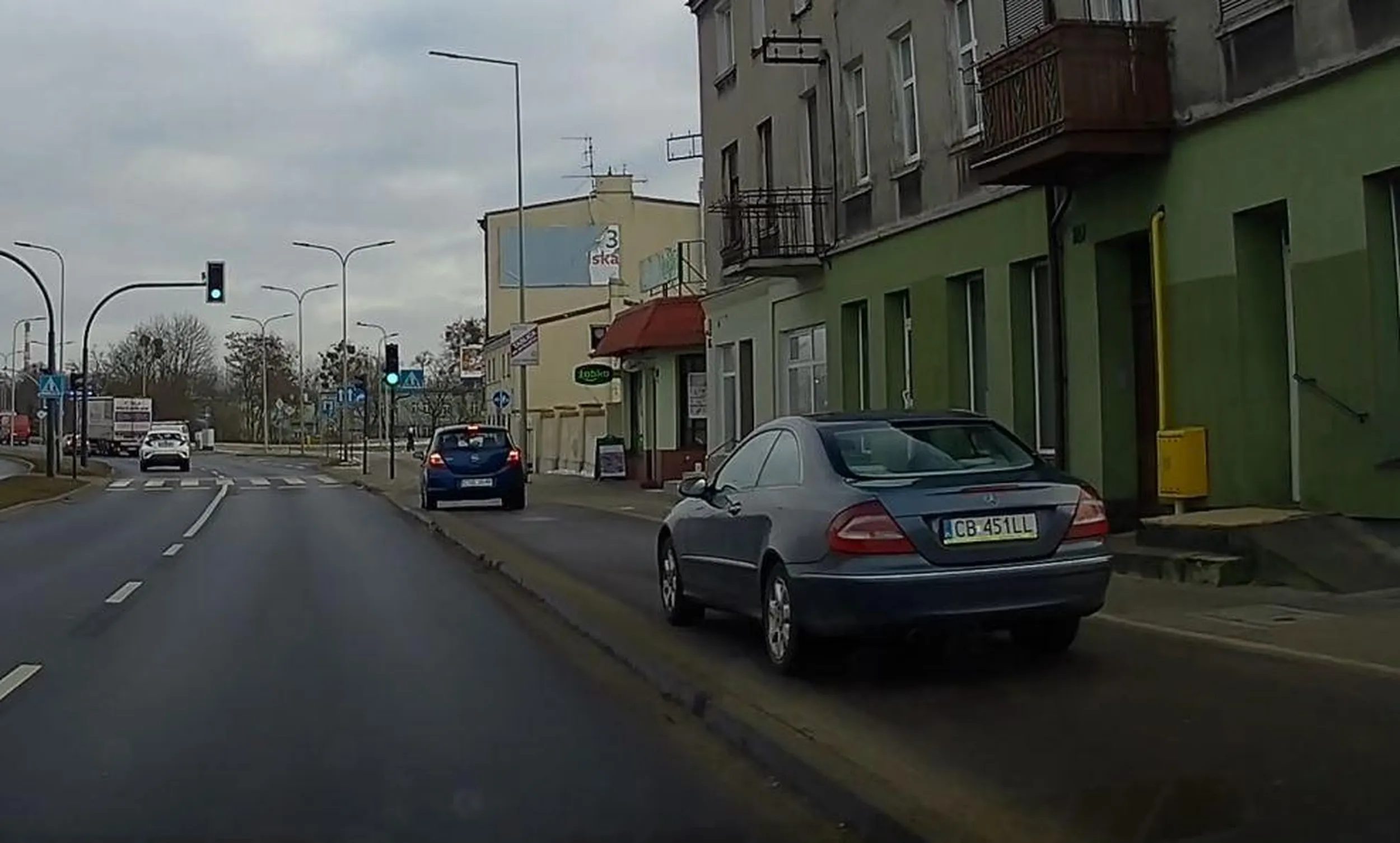 posrało już zupełnie parkować centralnie na ścieżce rowerowej...