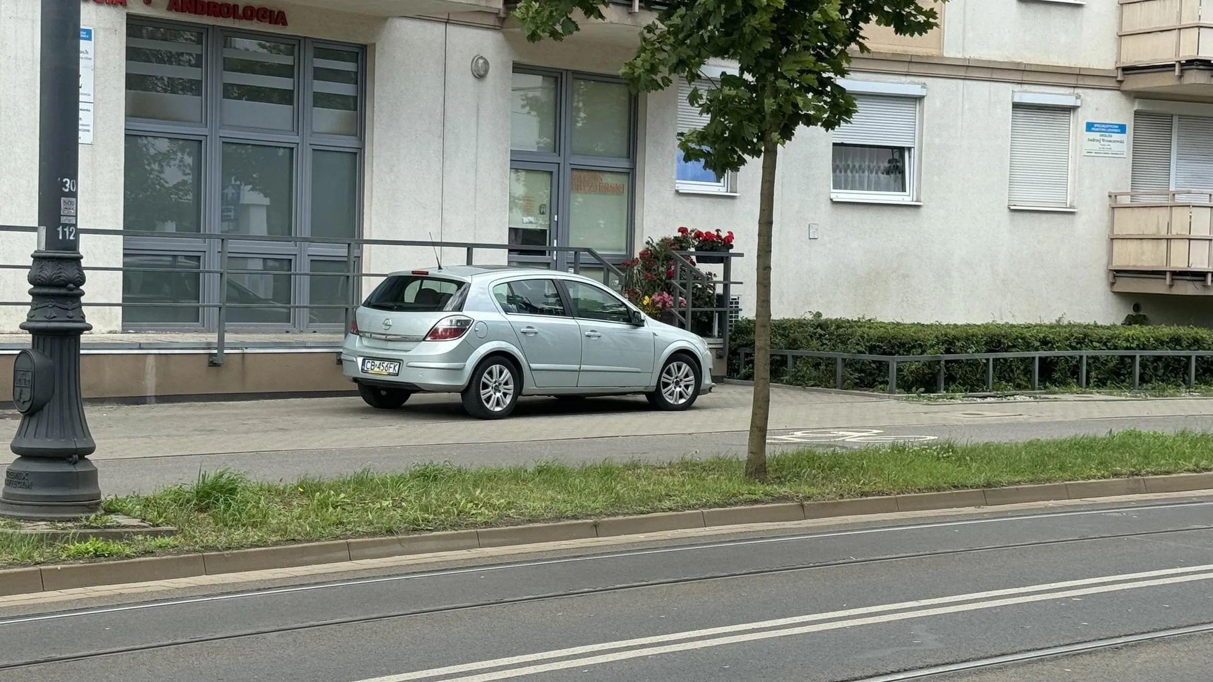 Bardziej do budynku wjechać się nie dało