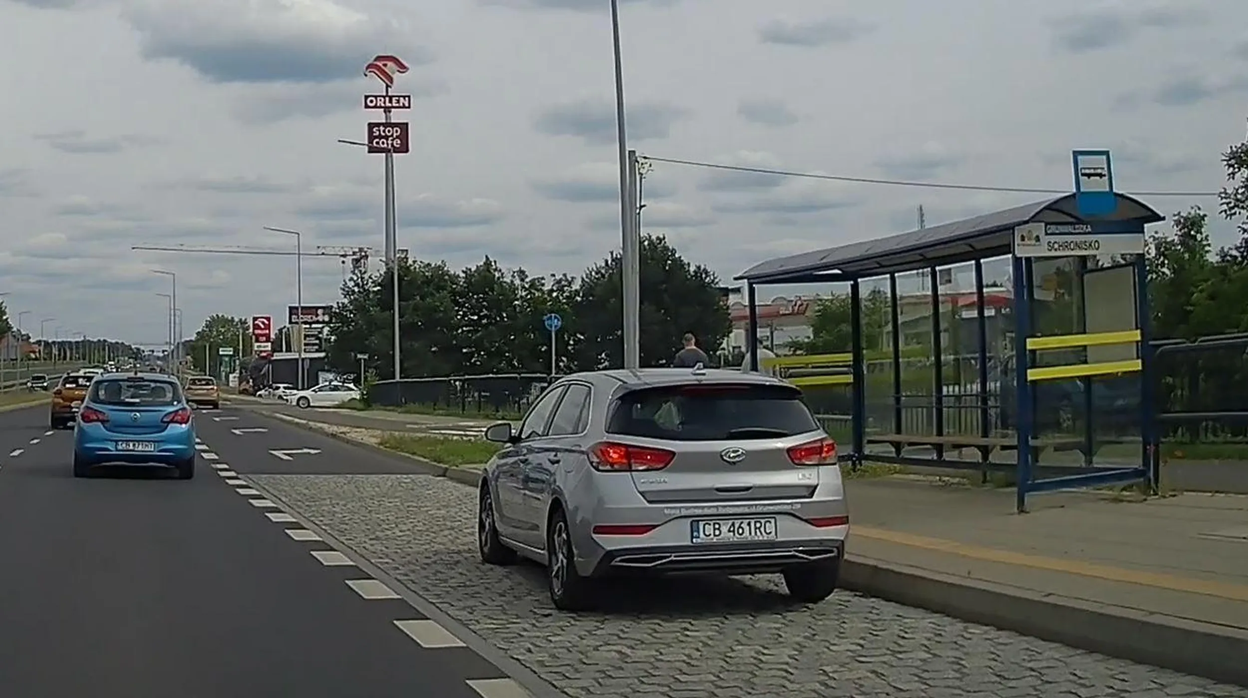 myśli że jest autobusem