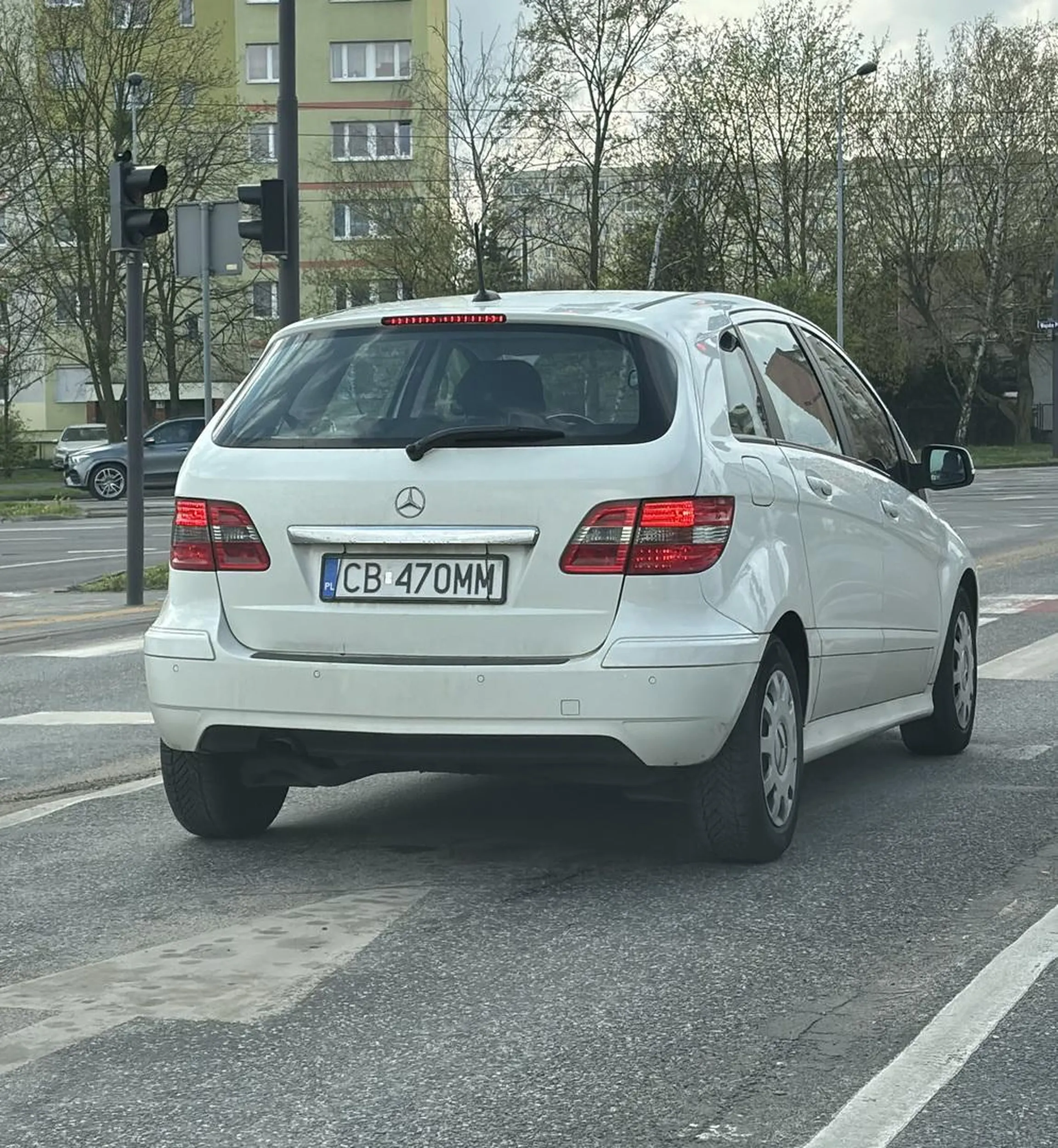 Sierota nie wie, że wyjazdu przy szpitalu Biziela w Bydgoszczy się nie blokuje. Trąbiła na mnie jak nienormalna żebym pojechała dalej mając lewy pas cały wolny… Takich trzeba wysyłać na nowo na teorie z prawa jazdy. Nie pozdrawiam