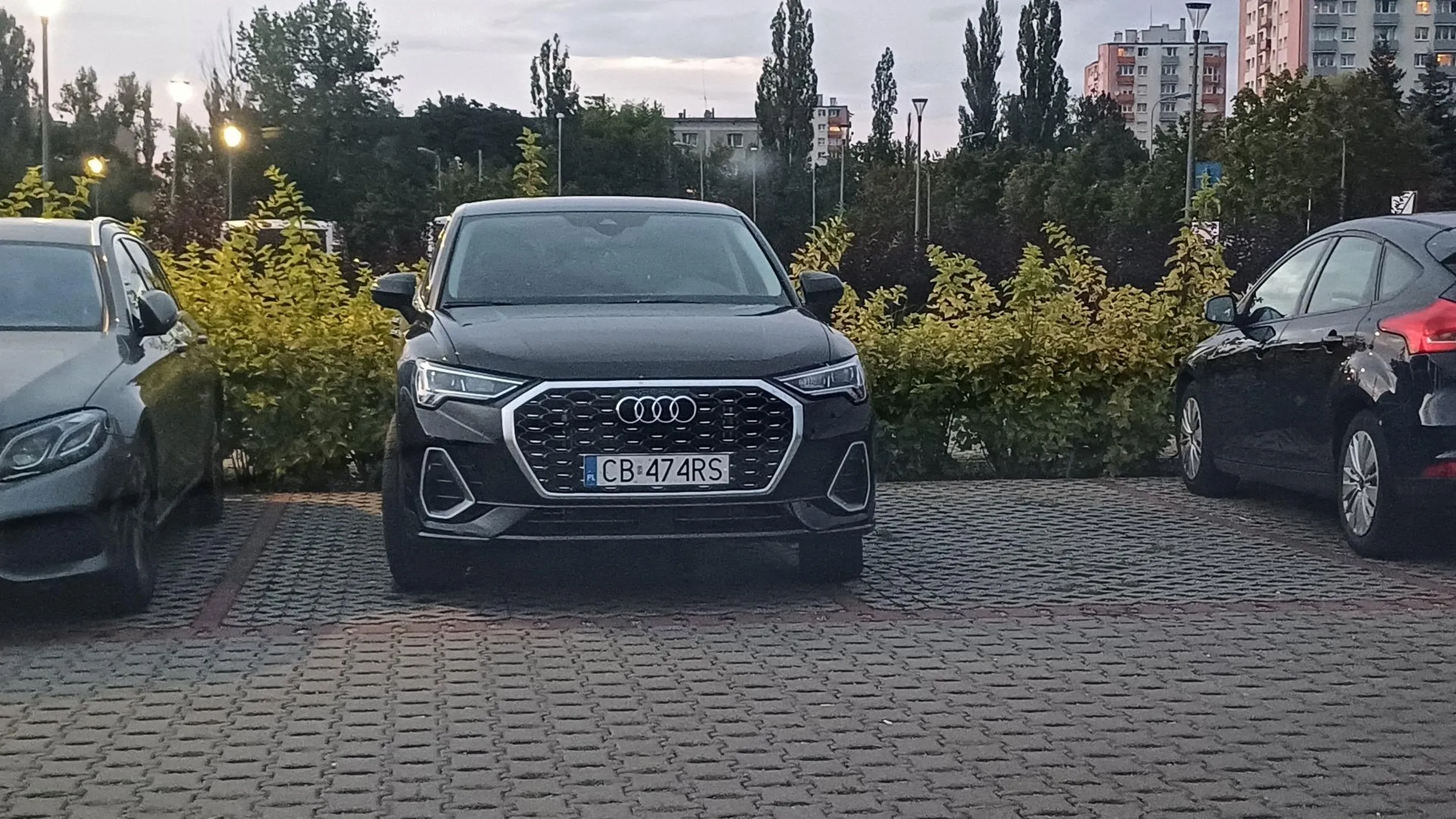 Auto ma 2 tygodnie a chłop jeszcze nie nauczył sie parkować