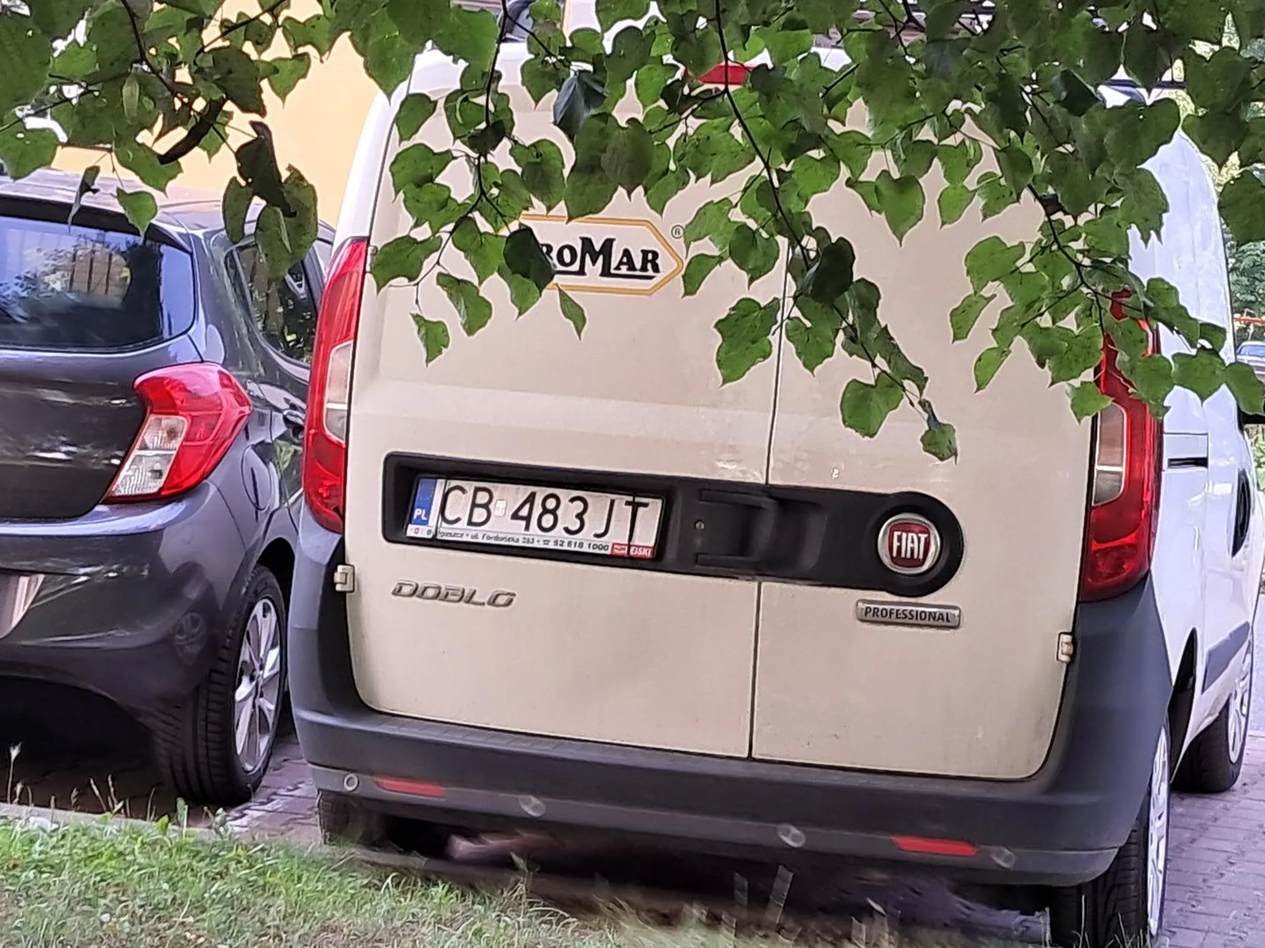 Blokuje samochody na parkingu, tak, że nie można wejść do swojego auta