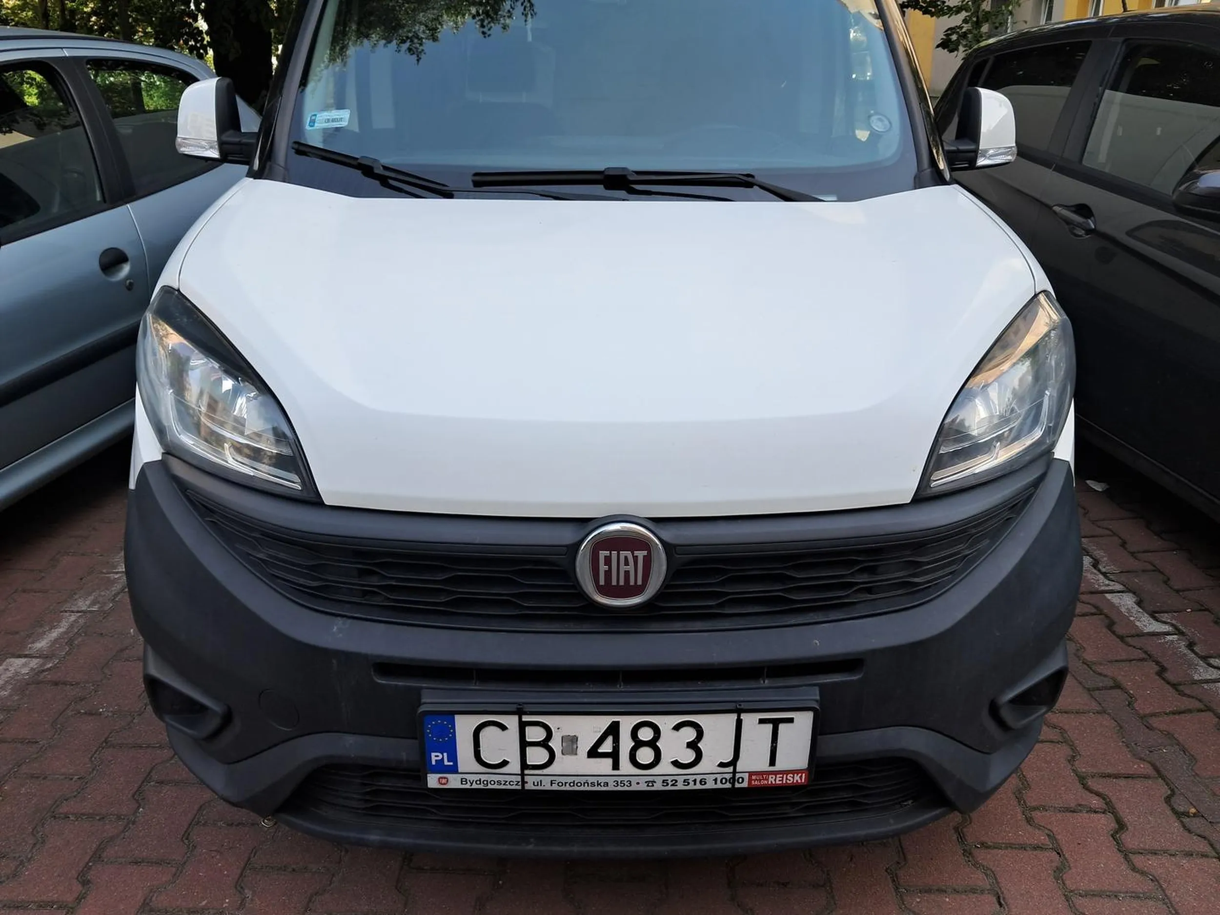 Blokuje samochody na parkingu, tak, że nie można wejść do swojego auta