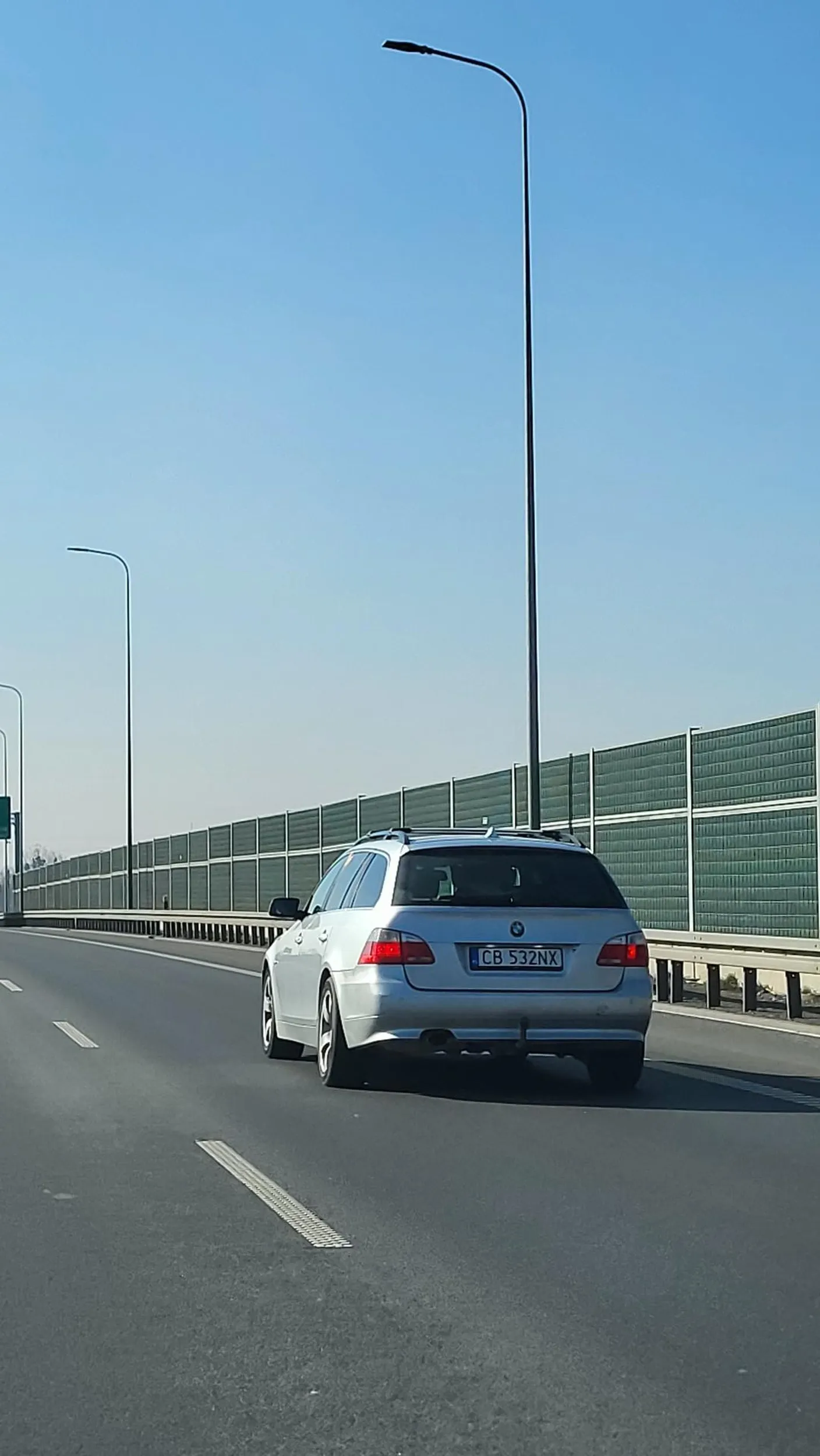 Kierowca tego BMW nie potrafi jeździć drogą ekspresową. Po manewrze wyprzedzania zmienił pas na prawy metr przed moją maską. Naucz się mistrzu ze należy zachować odstep równy połowie prędkości. I naucz się też używać kierunkowskazów.