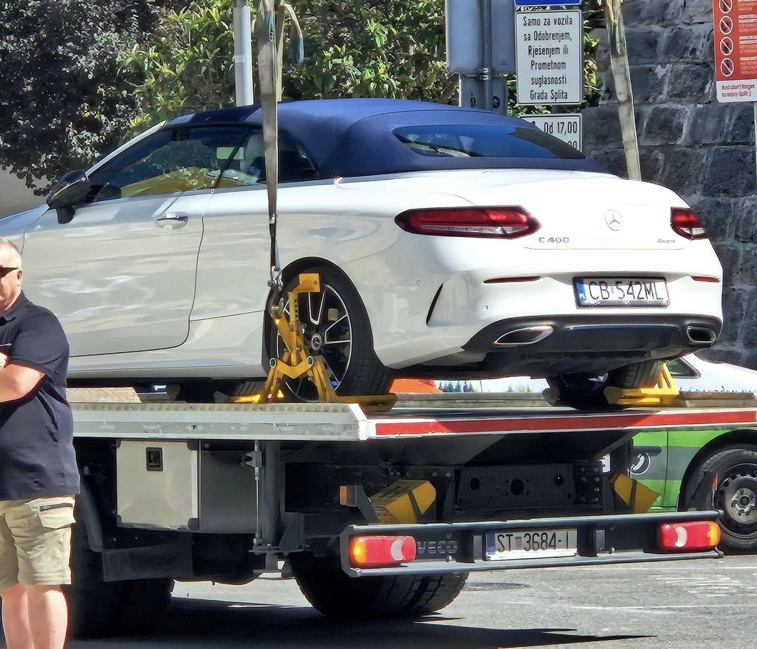 Tak się kończy jak Pan bogacz Polaczek jedzie do innego kraju i myśli że może parkować gdzie chce