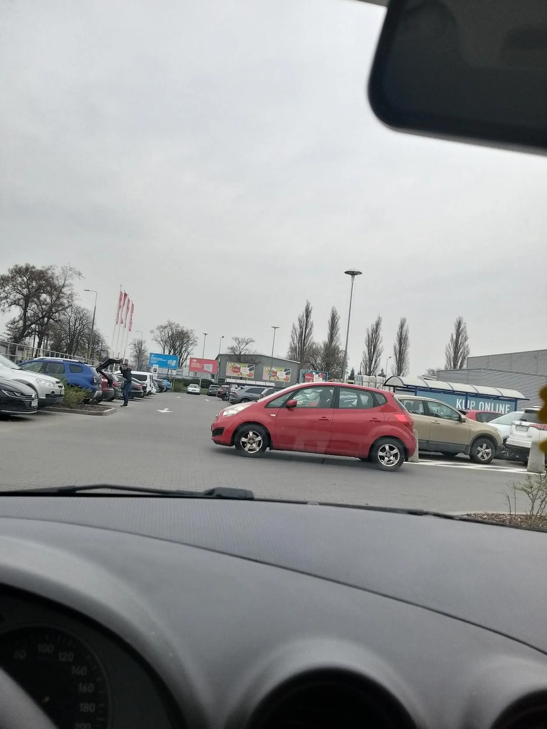 Parkuje na drodze parkingowej, utrudnia ruch