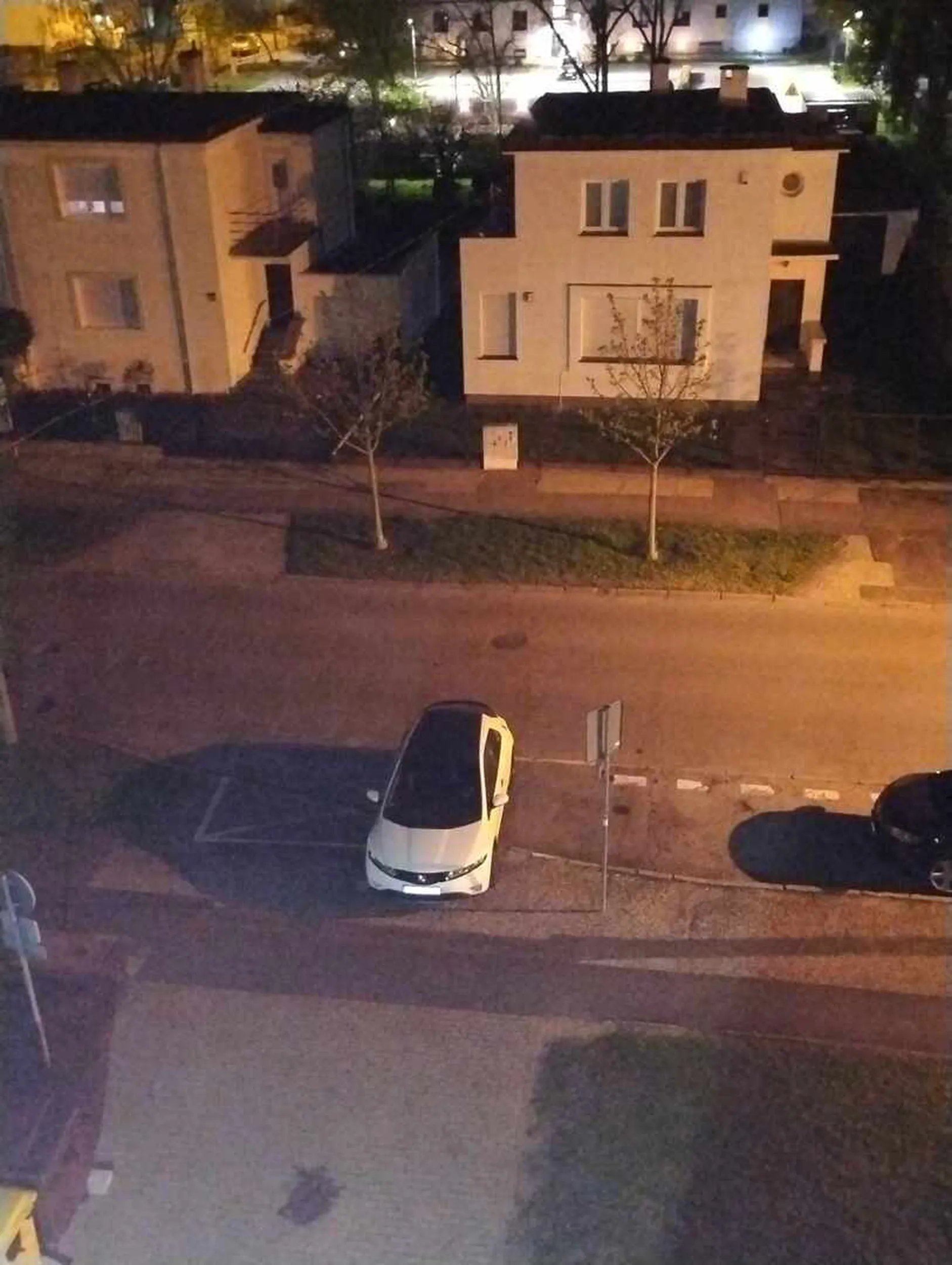 Cyrk odjechał, ale kogoś zostawili. Przepisy drogowe? To tylko sugestia. Jakbym była sześćdziesioną to bym już dzwoniła na straż miejską i ładny mandacik by poleciał. Ale nie jestem, więc tylko tak tu zostawię, niech świeci dumnie :)