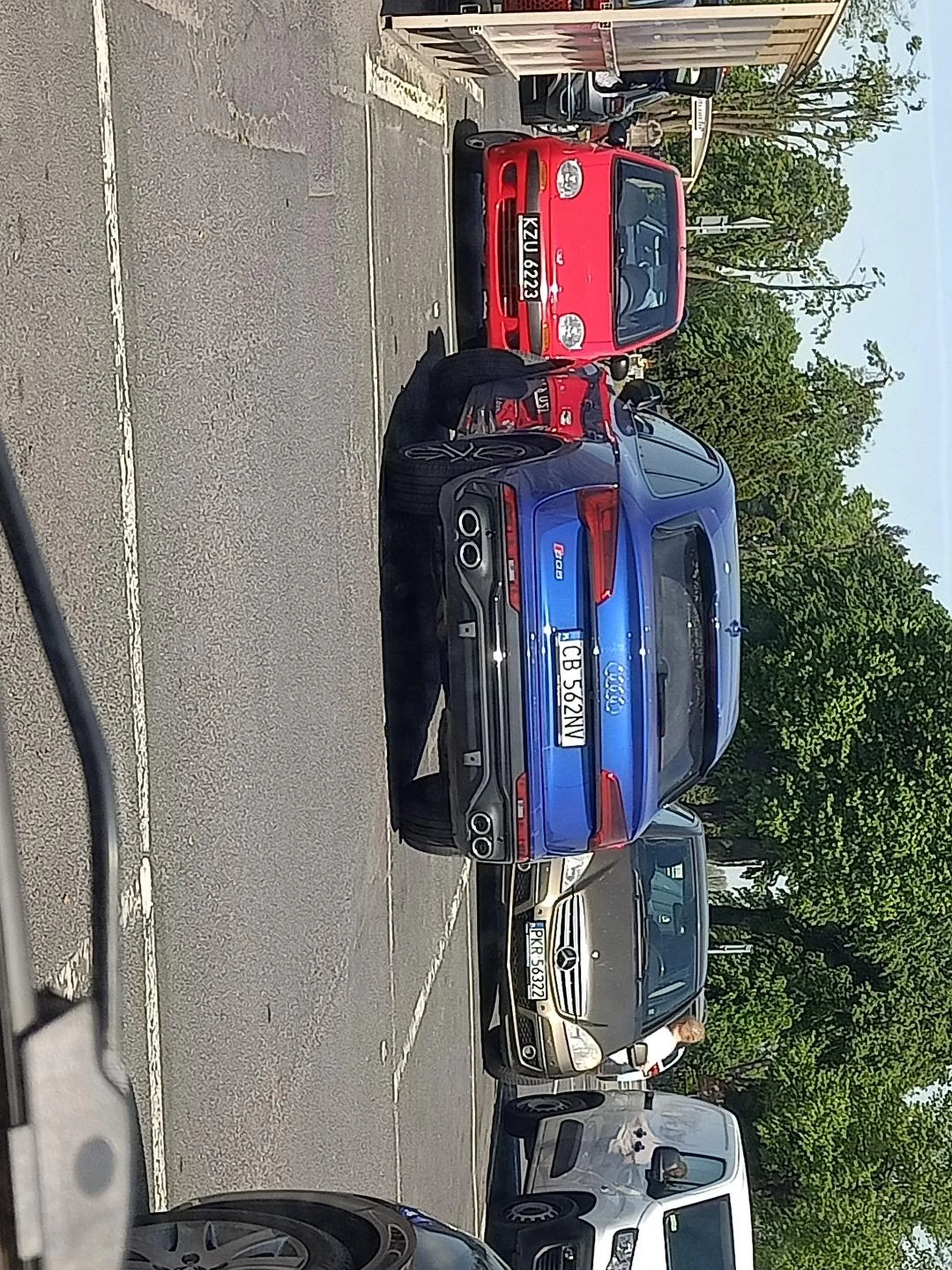 Masz duże auto i nie chcesz, żeby ktoś ci je zarysował. Rozumiem. Ale w takim przypadku, parkuj gdzieś dalej, a nie tuż przy wózkach (zaraz po lewej na zdjęciu) i nie tak blisko wejścia (dalej po lewej za wózkami). Intermarche w Krotoszynie, wielkopolskie.