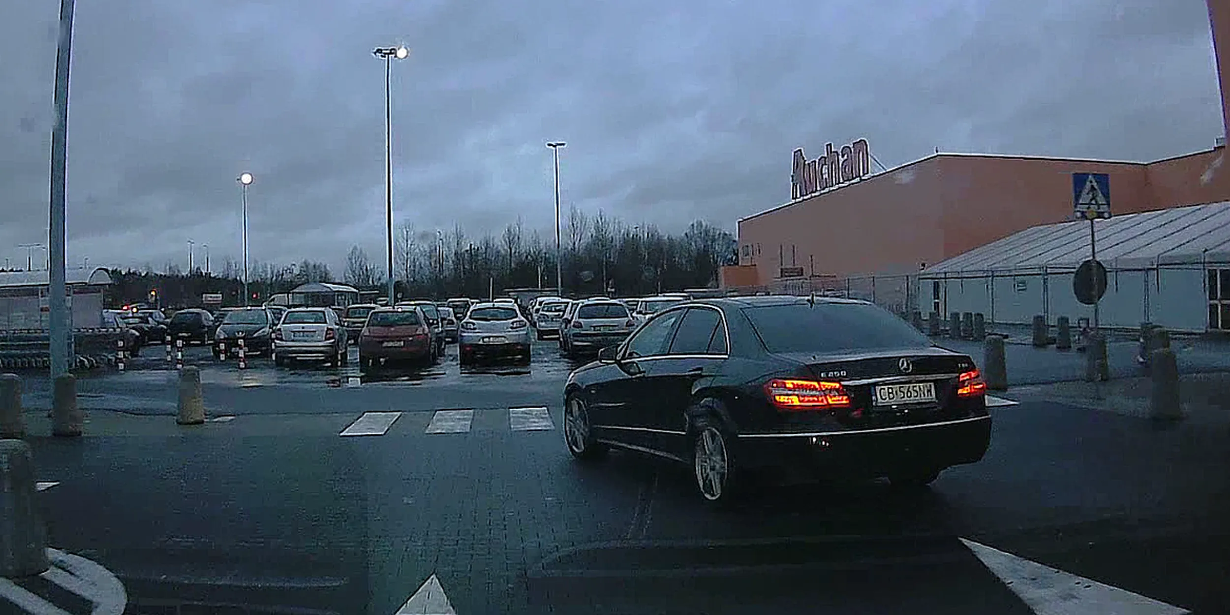 na drodze jednokierunkowej z ktrórego pasa skręca się w lewo? Bo ewidentnie skręcasz z prawej krawędzi nie zważając na innych