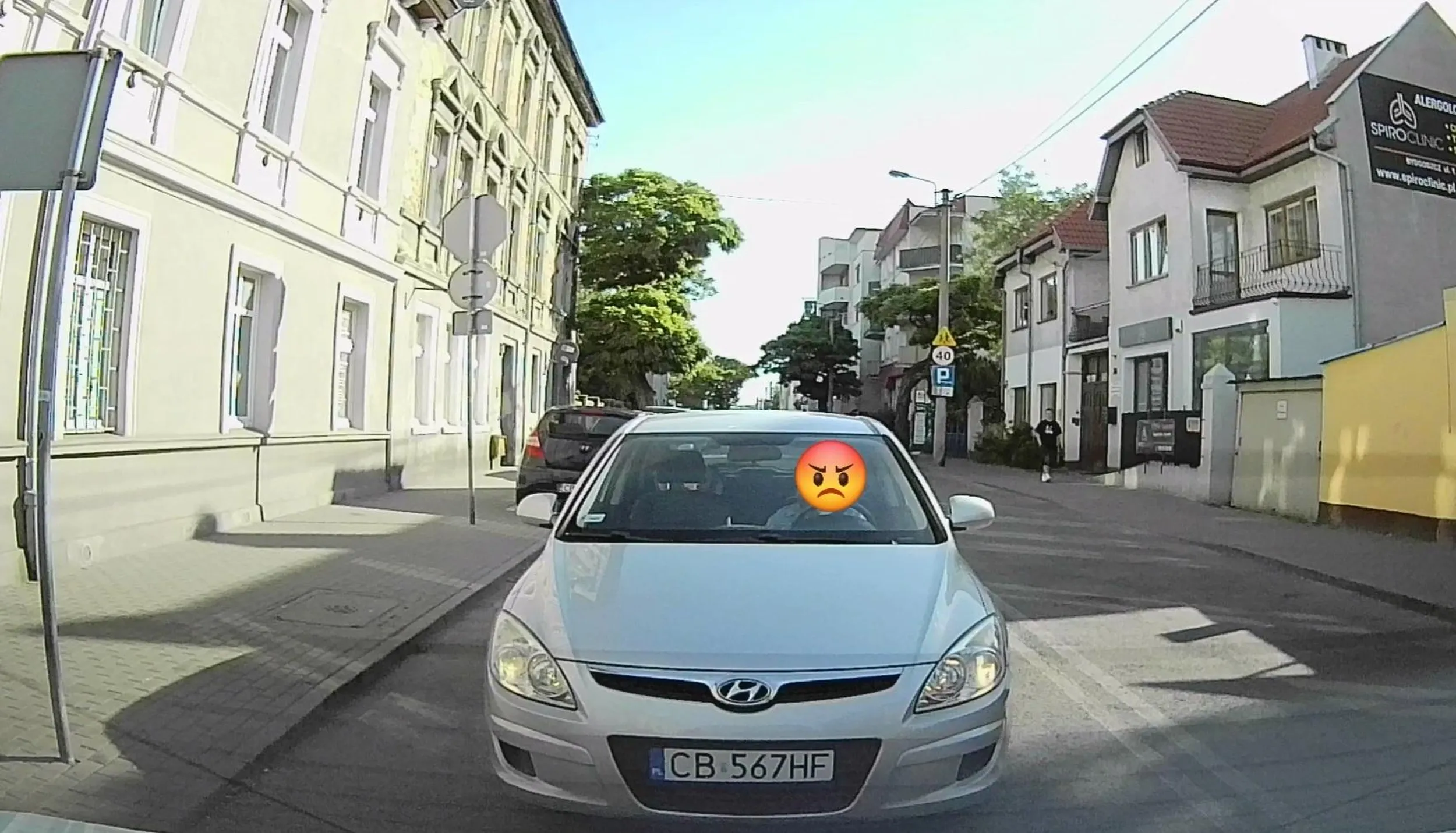 Chwilę stoję na drodze podporządkowanej i czekam na wolną lukę, żeby włączyć się do gęstego ruchu. A ta stoi za mną i trąbi jak głupia...