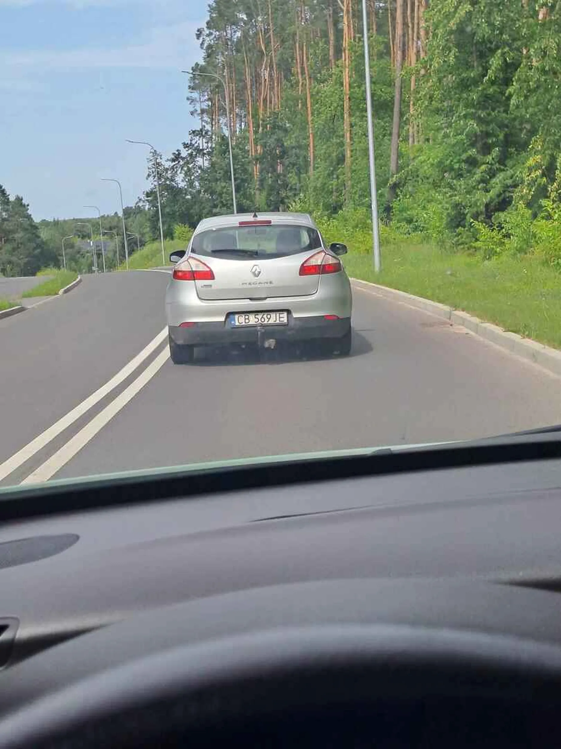 Czlowiek nie umie jezdzic samochodem radze na niego uwazac wszystko zaczelo sie od tego ze wyjezdza z parkingu z biedronki wymuszajac mi pierwszenstwo musialem zachamowac gwaltowanie bo paniczek sobie wyjezdzal potem na co drugim zakrecie skracal go w calosci totalnie przejezdzajac przez ciagla linie kilkukrotnie na sam koniec wisienka na torcie samochod na 2 pasmowej drodze zjedza pod prad jedzie po lewej stronie drogi i prawie wjezdza na samochod dostawczy jadacy z naprzeciwka uwazajcie na tego kierowce bo nigdy nie wiadomo co odwali fartem nie spowodowal dwoch wypadkow w ciagu 15 min drogi przy probie wyprzedzenia specjalnie przyspiesza