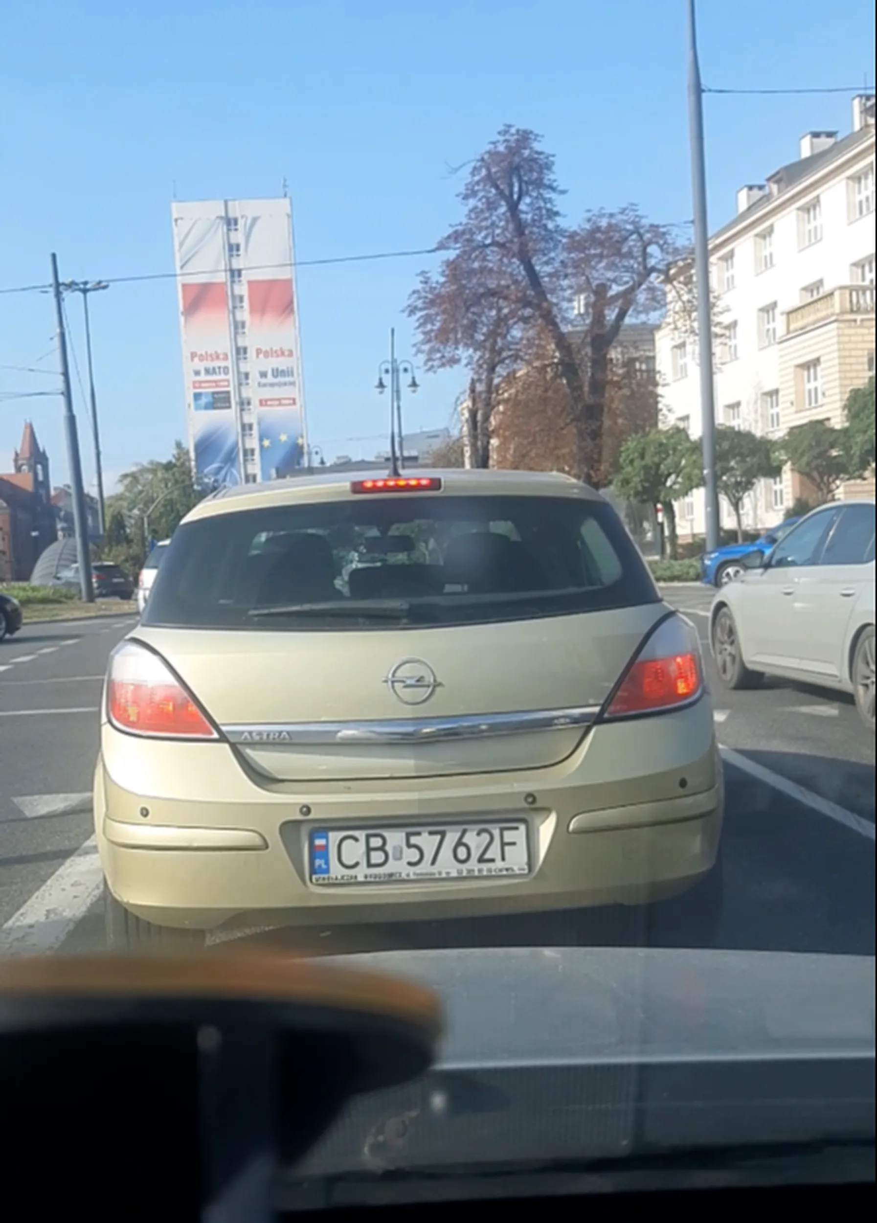 Zajeżdża drogę i jest agresywny w stosunku do innych kierowców bez powodu oraz używa słów wulgarnych. Dorzucam zdjęcie. Dodałbym jeszcze film gdyby się dało ale to już na STOP CHAM.