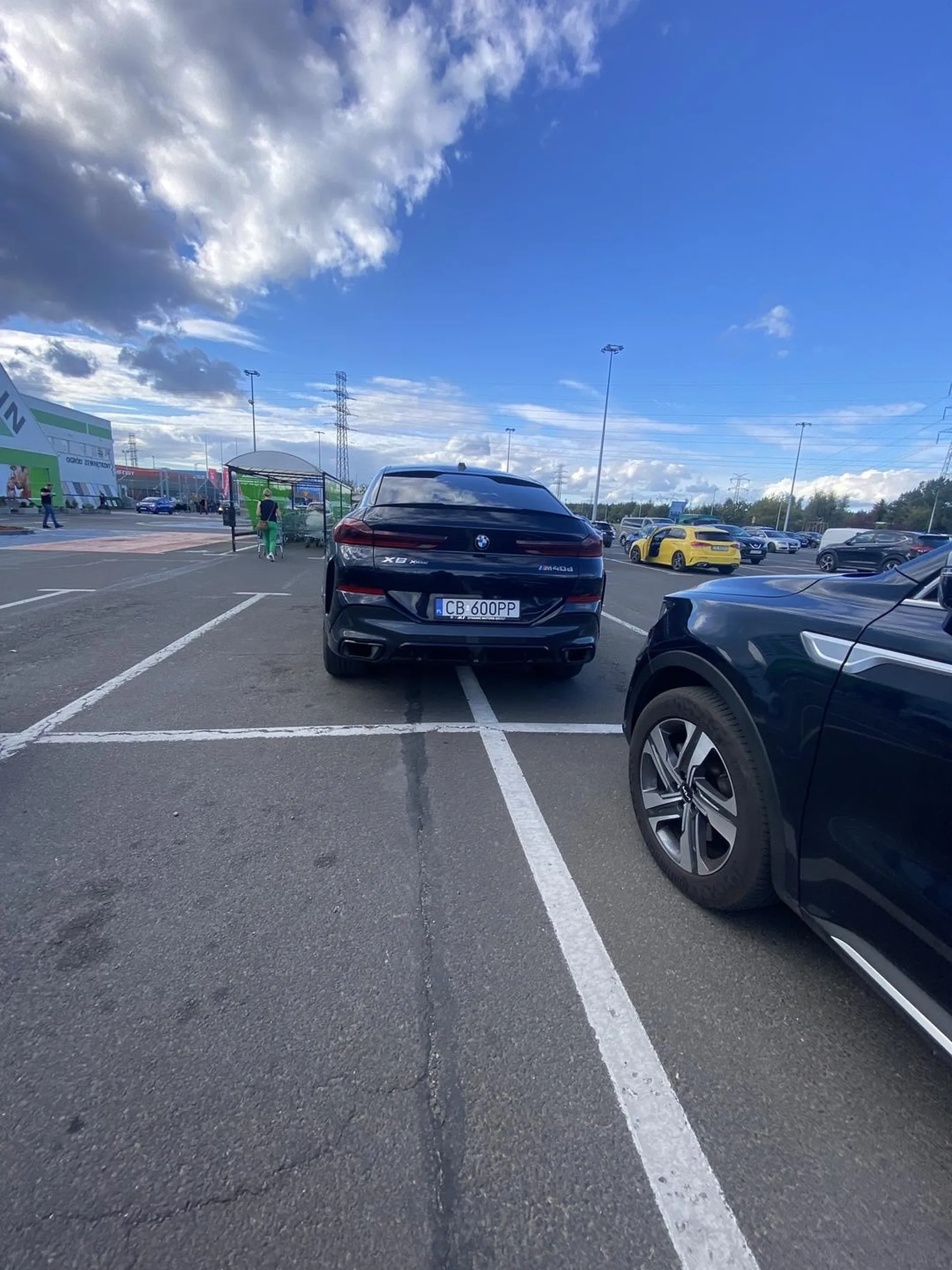 Fajne parkowanie, takie nie za ciasne. Zrobił co mógł - w końcu parking był zawalony autami.