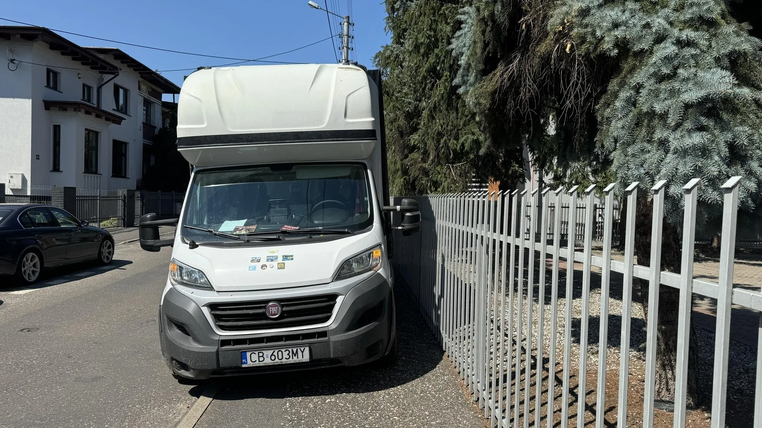 Kompletnie zastawiony chodnik, powyżej 2,5t na chodniku.