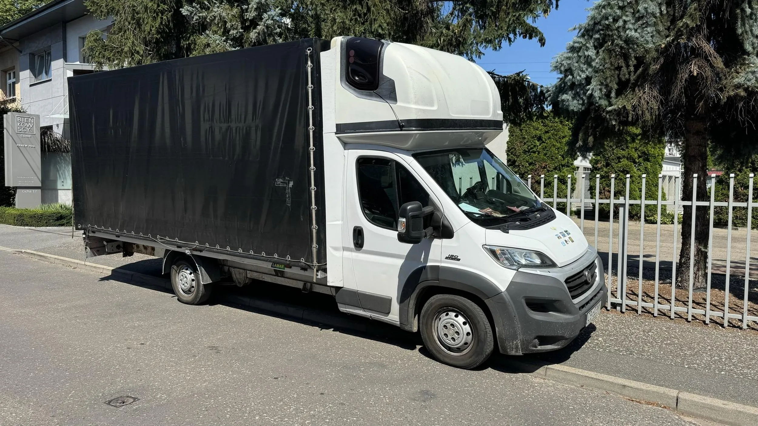 Kompletnie zastawiony chodnik, powyżej 2,5t na chodniku.