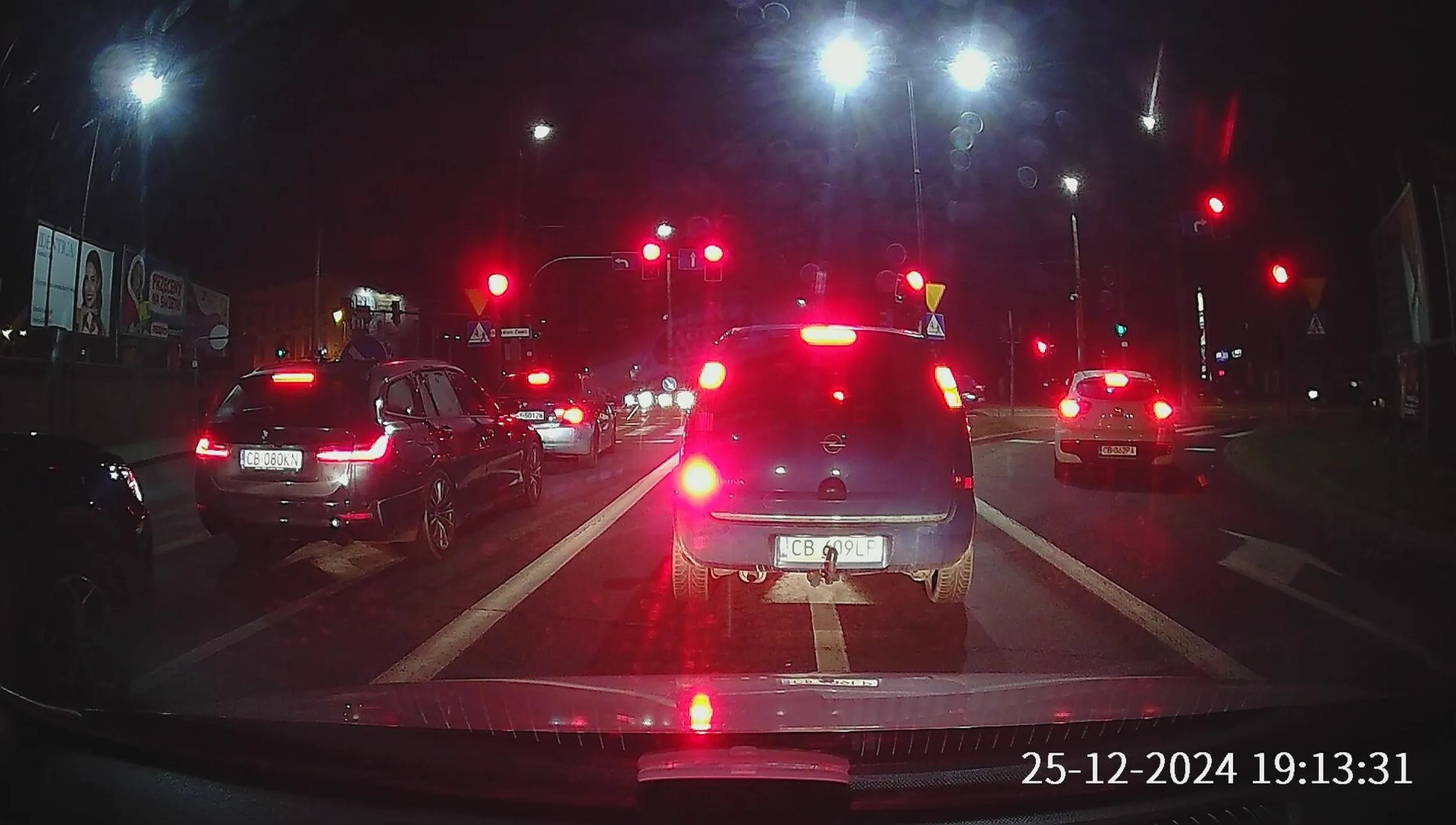 Ma przepaloną tylną żarówkę mijania, więc daje innym po oczach przeciwmgielnymi XD