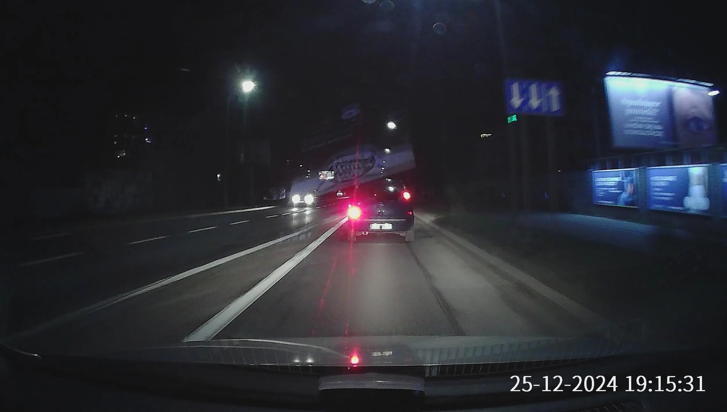 Ma przepaloną tylną żarówkę mijania, więc daje innym po oczach przeciwmgielnymi XD