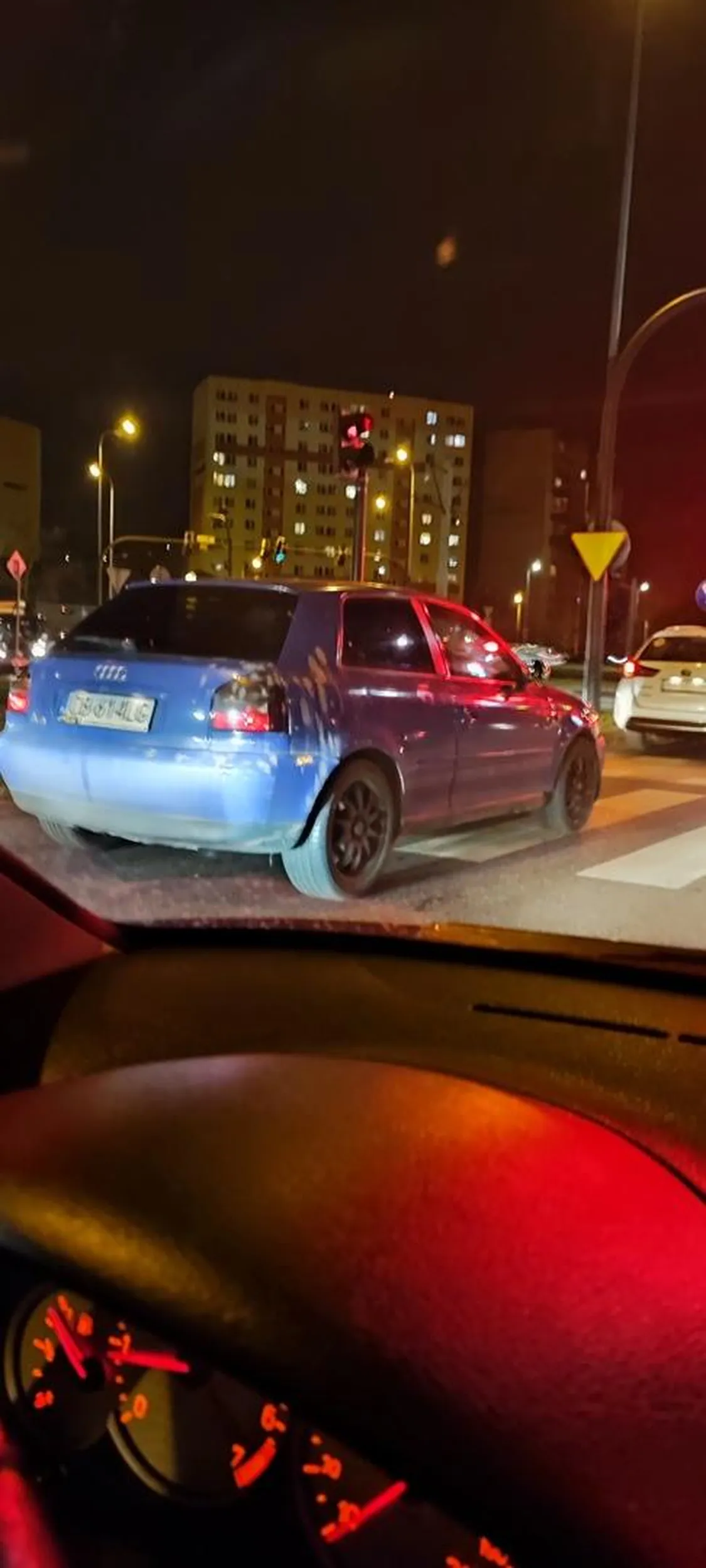 Facet jest niesamowity-jedzie lewym pasem przez całą trasę uniwersytecką 50km/h z telefonem przy uchu,a na samym szczycie zatrzymuje się na pasach bo myślał, że zdąży przejechać. Facet-ty właśnie nie myślisz, naucz sie jeździć,a jak ci auto nie domaga to je napraw.