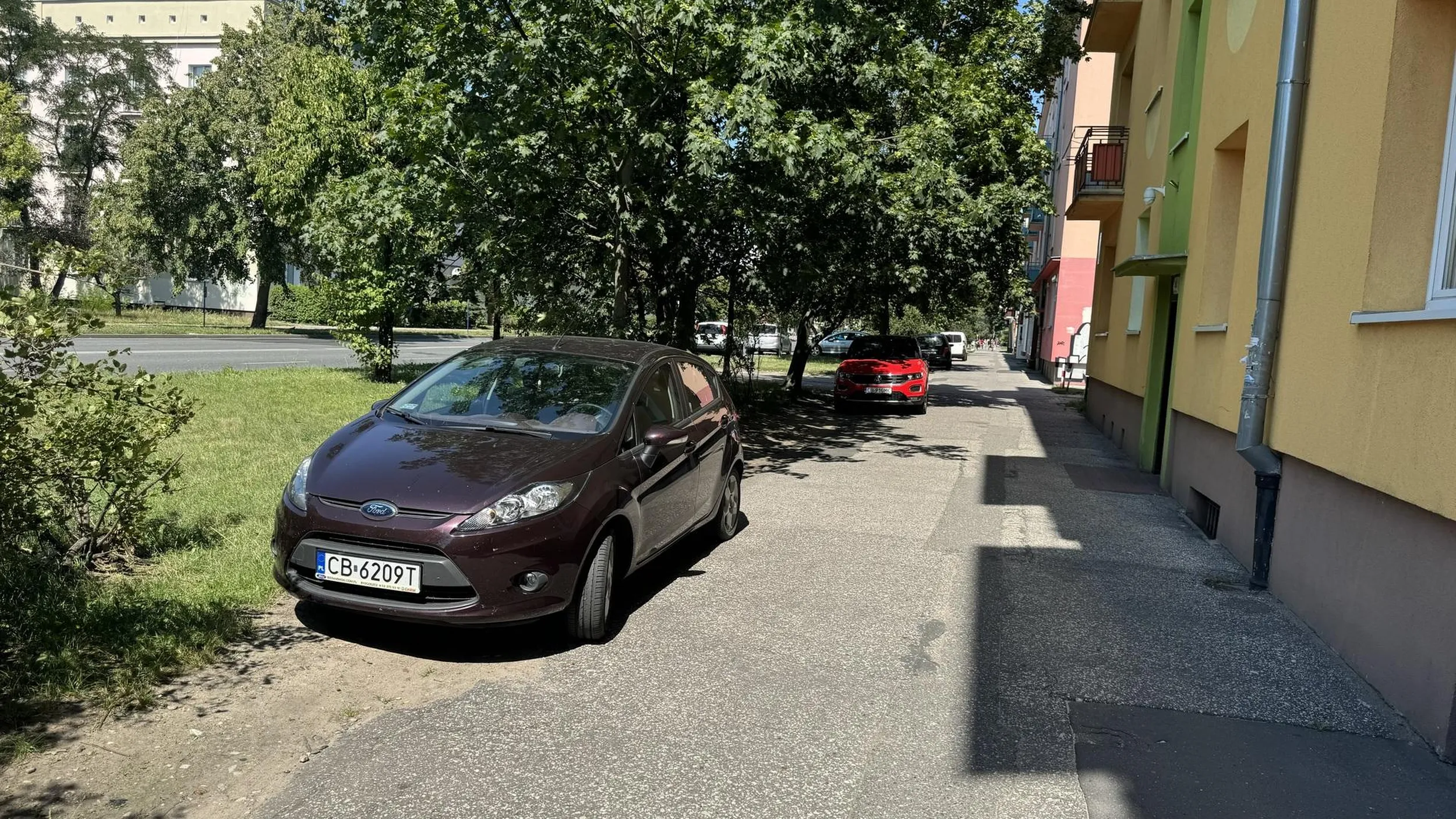 Samochód musiał jechać wzdłuż chodnika by dostać się na to miejsce.