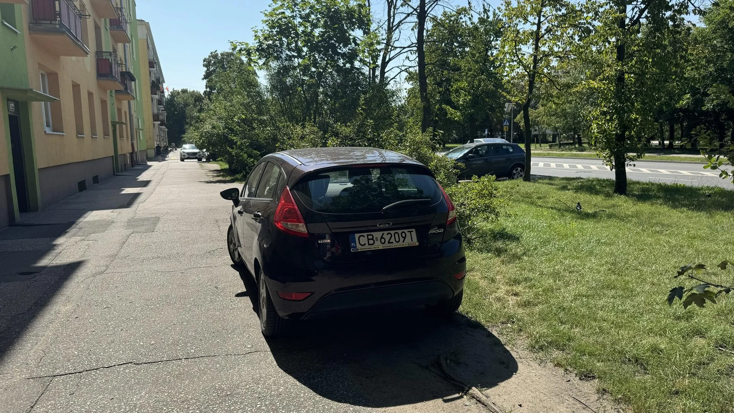 Samochód musiał jechać wzdłuż chodnika by dostać się na to miejsce.