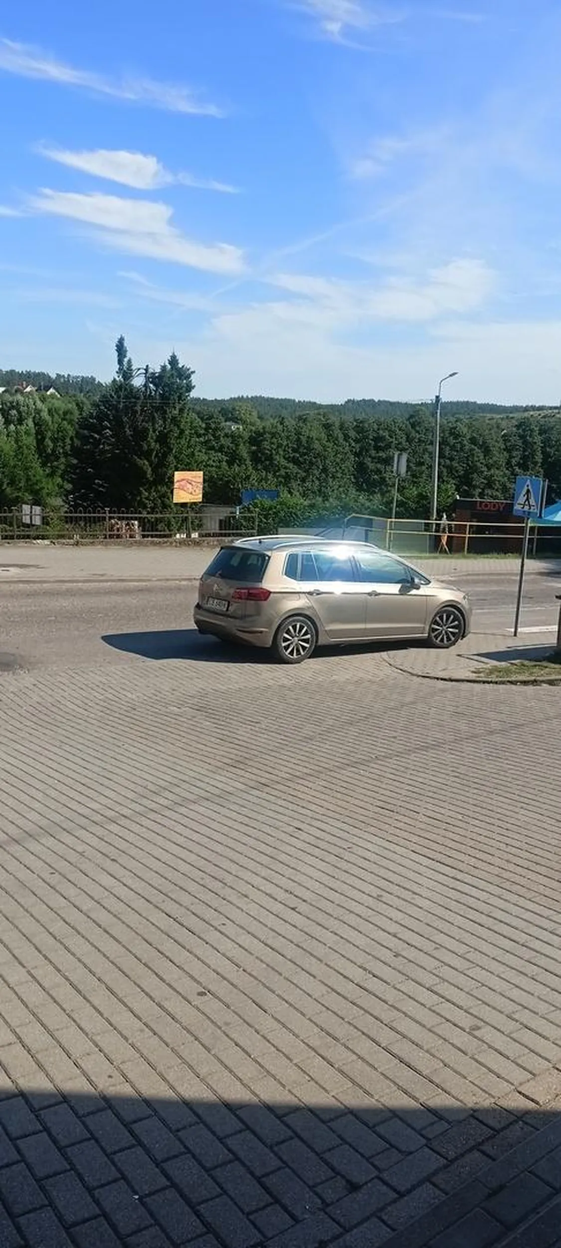 Prawo jazdy w chipsach czy za masło? Pozdrawiamy osobę która stanęła sobie przed przejściem dla pieszych na wjeździe na parking tamując ruch i poszła sobię na zakupy jak gdyby nigdy nic.