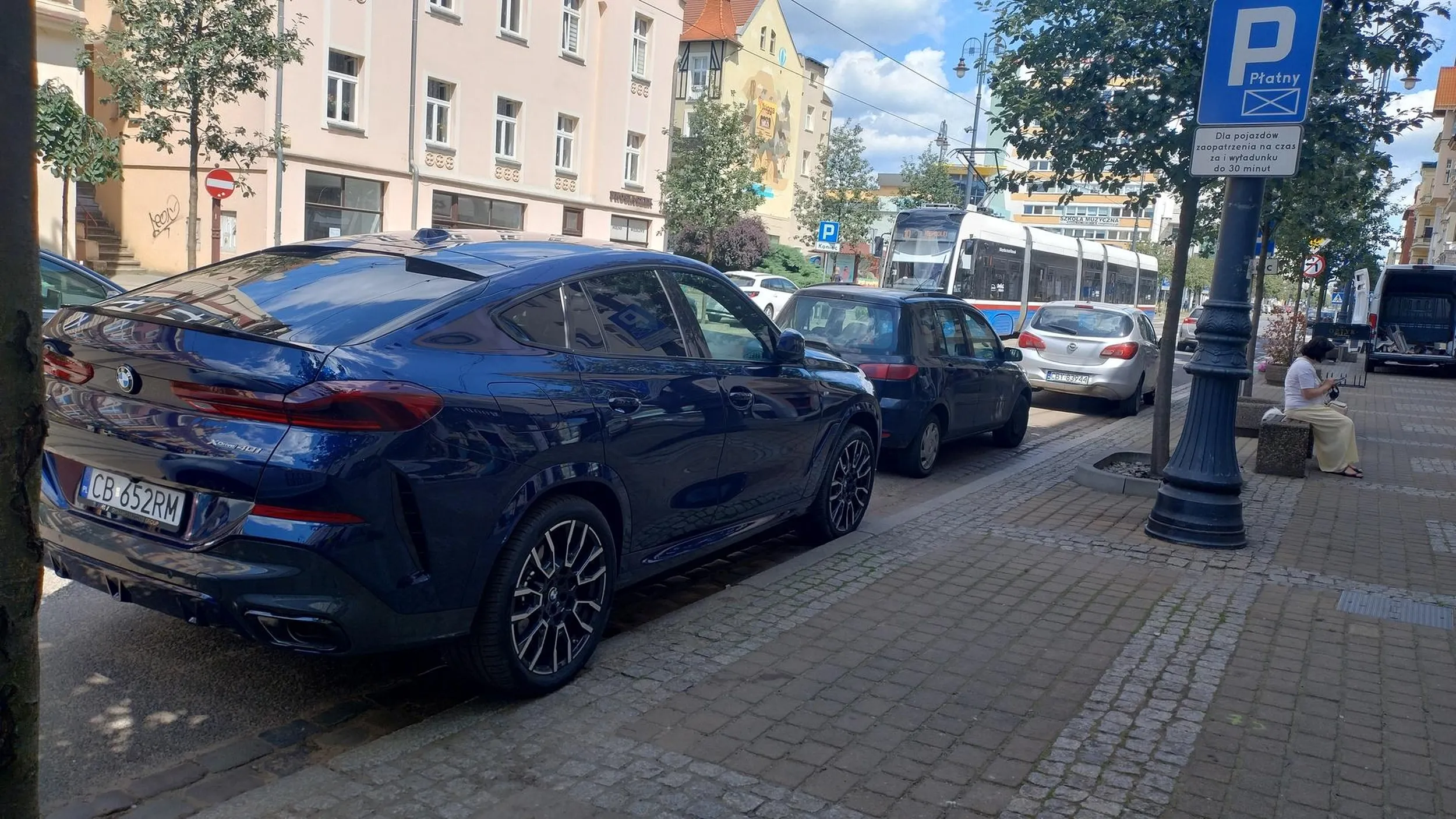 Kierowca parkuje na miejscu dla zaopatrzenia ale wkoncu to BMW więc wszystko mu wolno