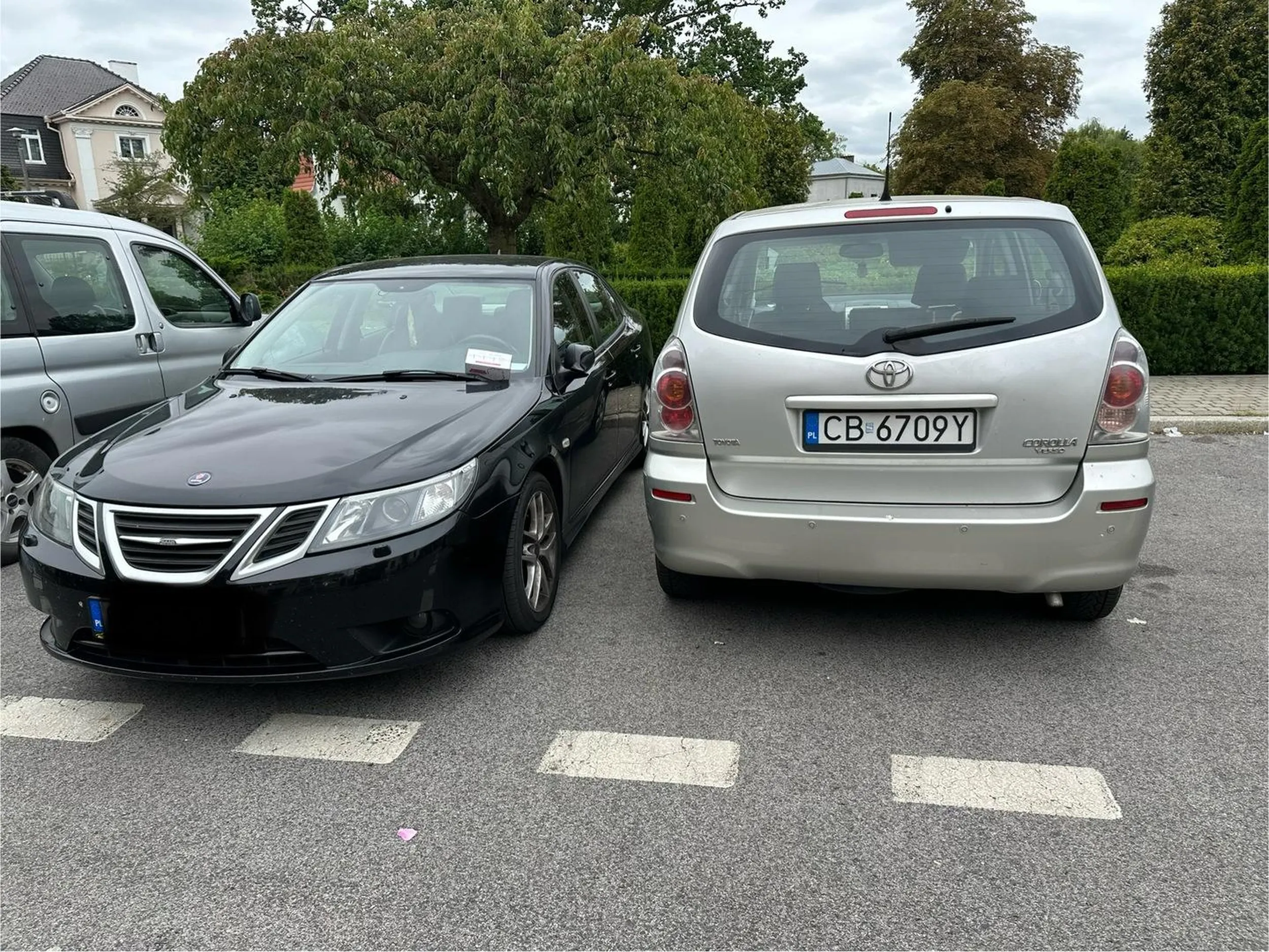 Potwierdzam poniższy post. Na szczęście nic nie zauważyłem na swoim aucie, ale przez takie buractwo musiałem kombinować by otworzyć drzwi i wejść. Radzę na niego uważać i nie odpuszczać.