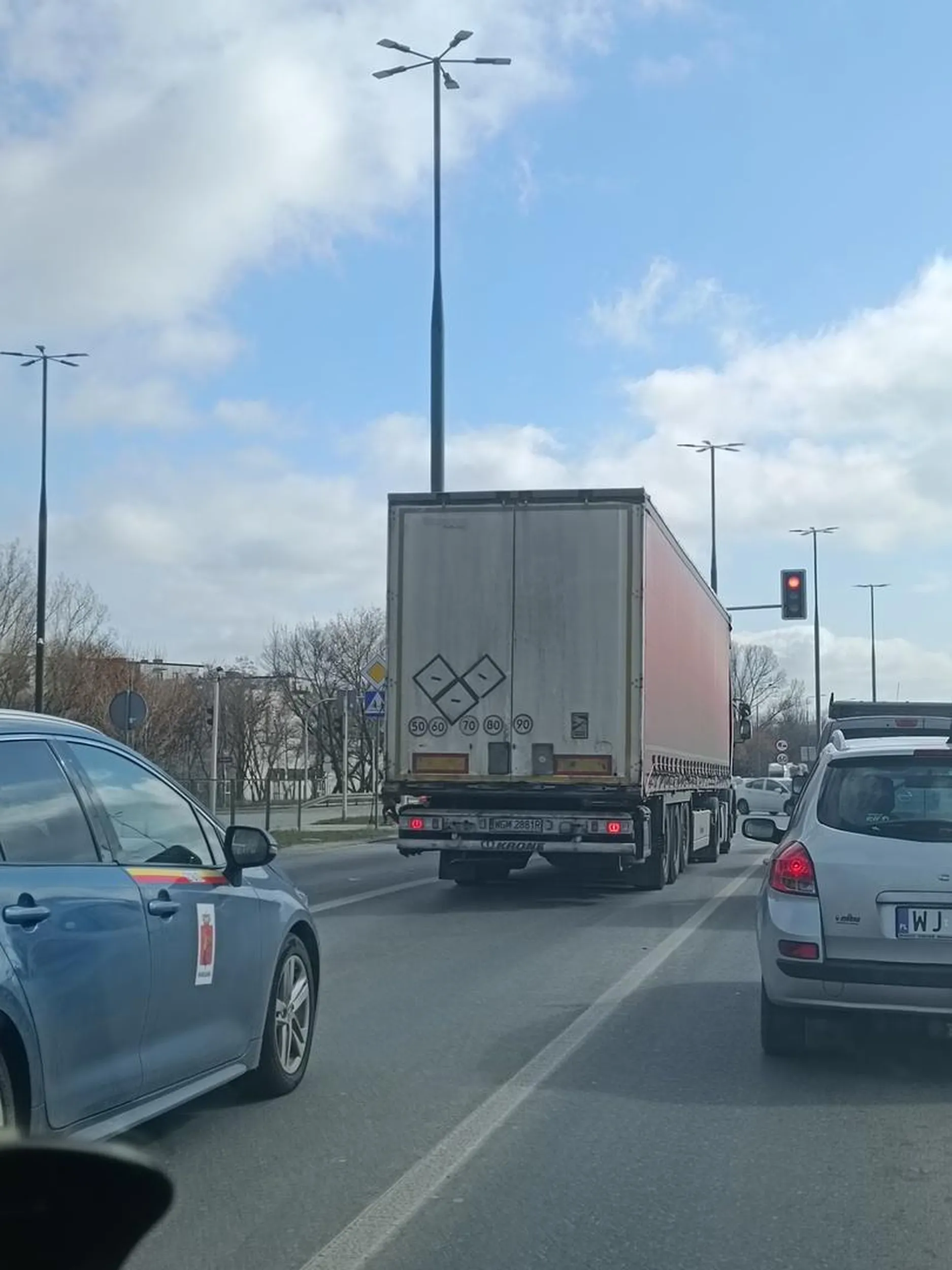 Zawodowy kierowca... Przejeżdża przez Warszawe ba lewym skrajnym trzecim pasie 90kmh na ograniczeniu 60kmh. Zajeżdża drogę.