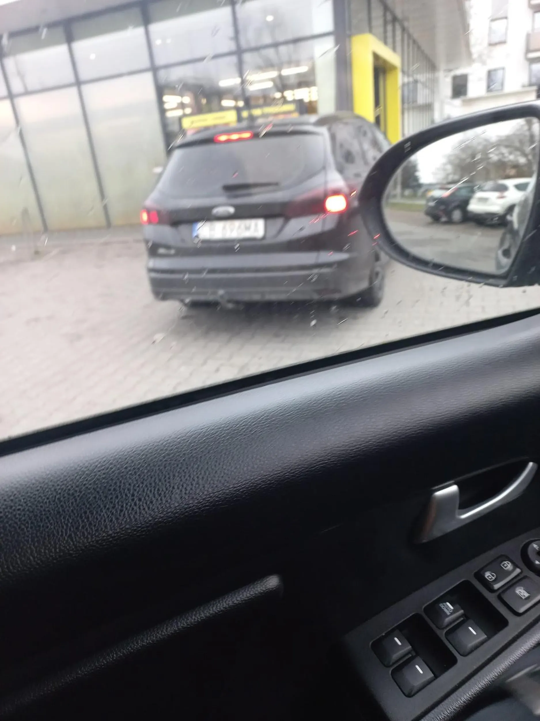 Pusta glupia baba.  Nie dało się wyjechac do Biedronki samochodem to stanęła 3 m od wejscia