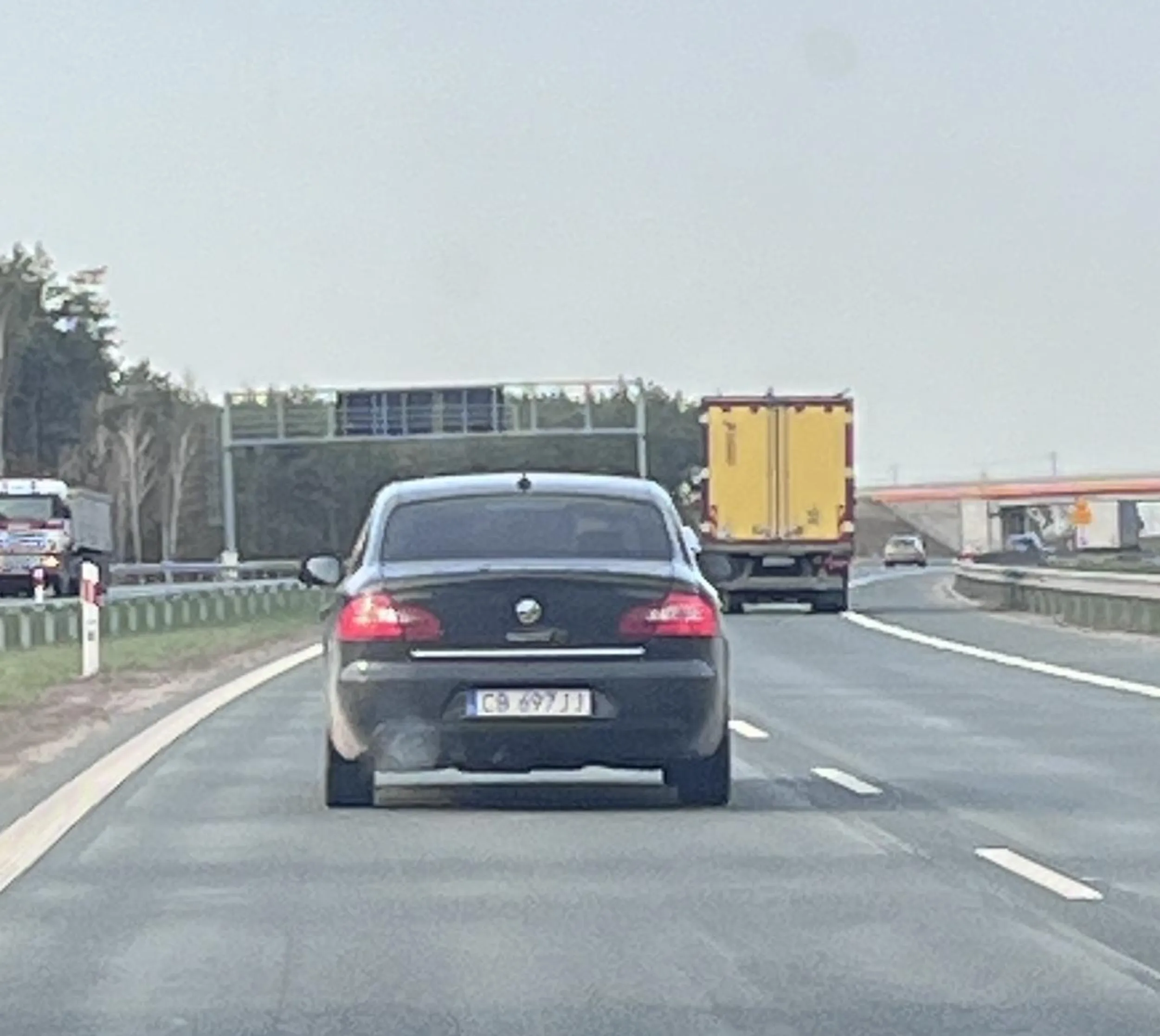 Zaluje ze kamerka byla wylaczona. Mam nadzieje ze bus przed ktorego wjechales mial kamerke. Gdyby nie awaryjne hamowanie przez busa to bys wbił mu się w bok. Oczywiście to ci nie wystarczylo bo zaczales najezdzac kolejne osoby… Czekam az zrobisz swój wyczyn przed policja :) Nie pozdrawiam „krula” ulicy