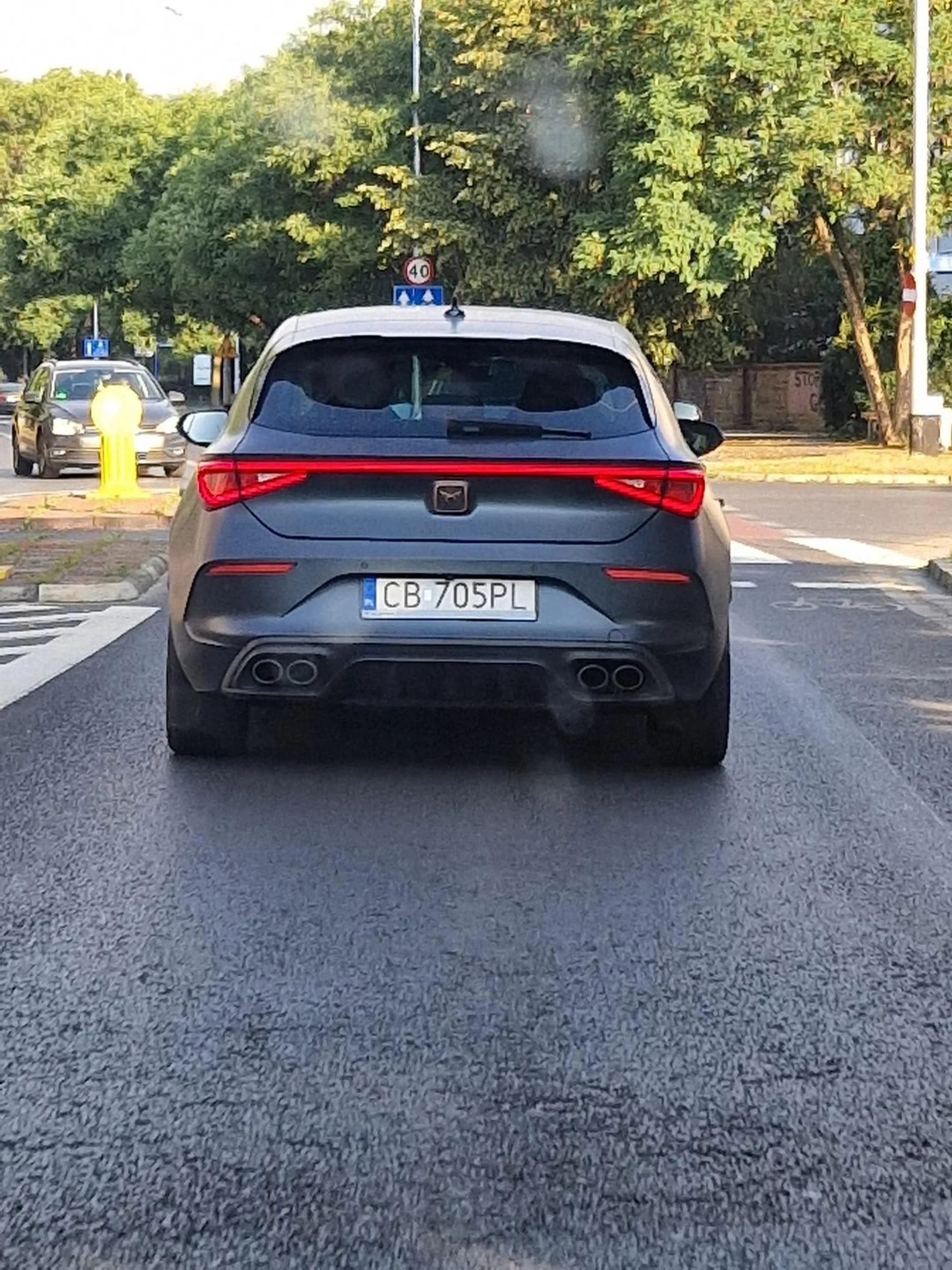 Wyprzedza na podwójnej ciągłej, na skrzyżowaniu. Prawie skasował moje auto. Potem jechał zygzakiem, prawdopodobnie pod wypływem alkoholu - Wrocław ul. Kamienna. Uważać!