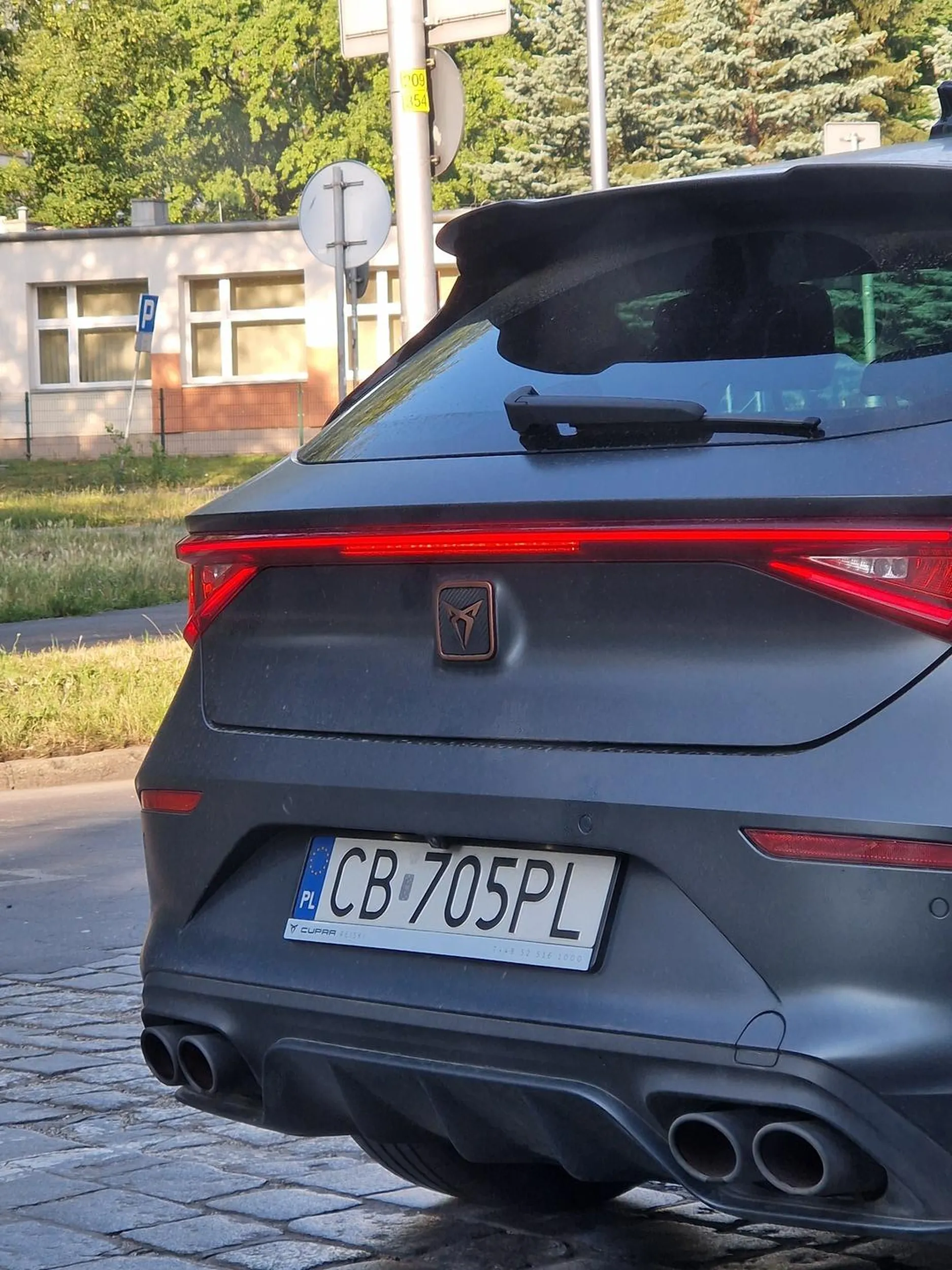 Wyprzedza na podwójnej ciągłej, na skrzyżowaniu. Prawie skasował moje auto. Potem jechał zygzakiem, prawdopodobnie pod wypływem alkoholu - Wrocław ul. Kamienna. Uważać!