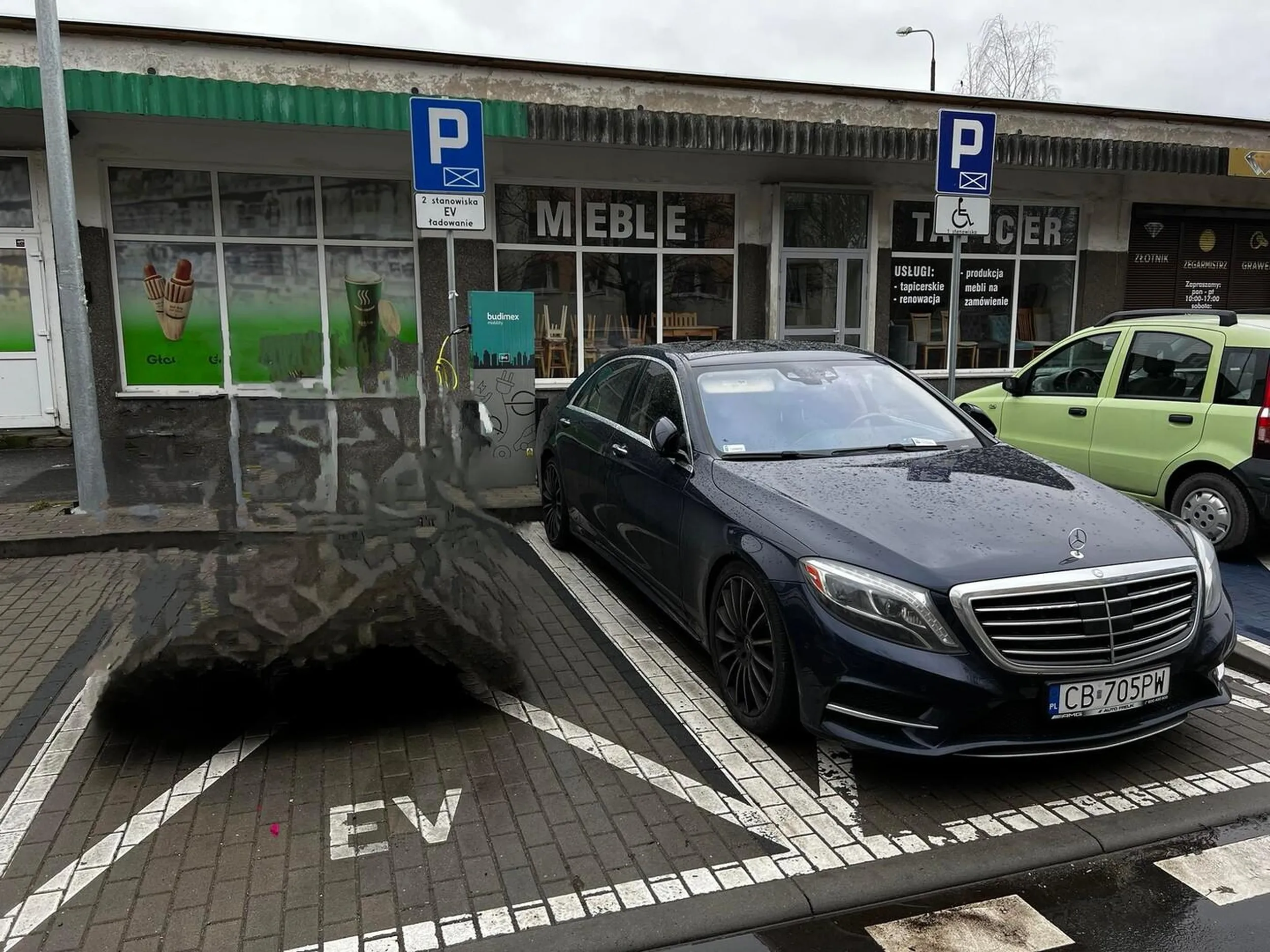 Kierowców tego Mercedesa, jeżeli jesteś w stanie to przeczytać, to nie utrudniaj życia innym i nie parkuj swojego grata na miejscach przeznaczonych dla innych aut. Kiedyś trafisz na równego sobie cwaniaka, który cię zablokuje i nie wyjedziesz, a żadna laweta tobie nie pomoże.