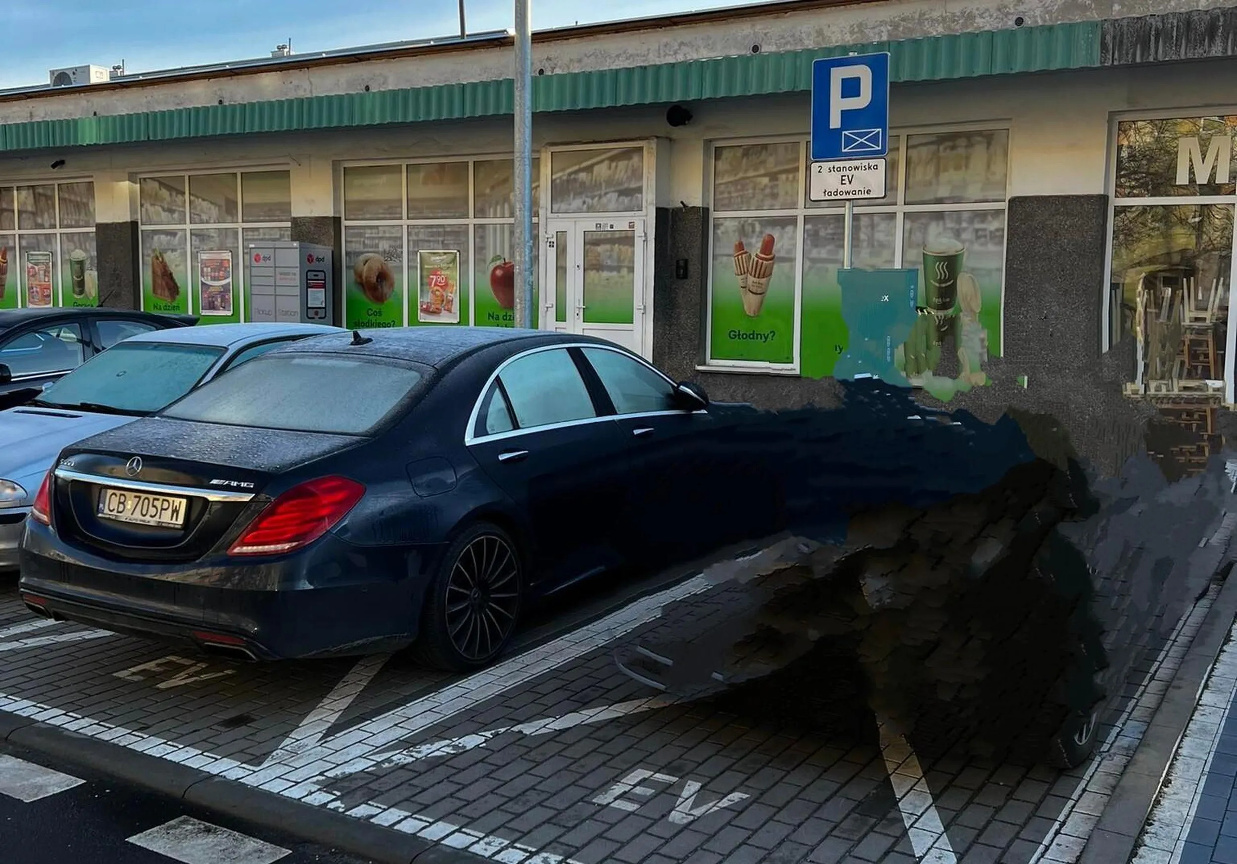 Kierowców tego Mercedesa, jeżeli jesteś w stanie to przeczytać, to nie utrudniaj życia innym i nie parkuj swojego grata na miejscach przeznaczonych dla innych aut. Kiedyś trafisz na równego sobie cwaniaka, który cię zablokuje i nie wyjedziesz, a żadna laweta tobie nie pomoże.