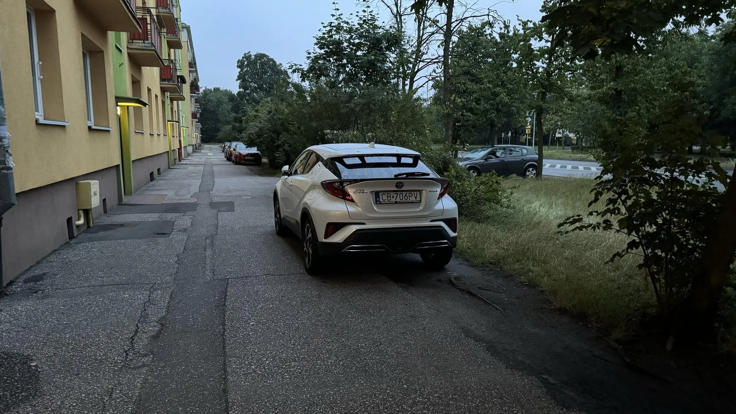 Jazda po i parkowanie na chodniku