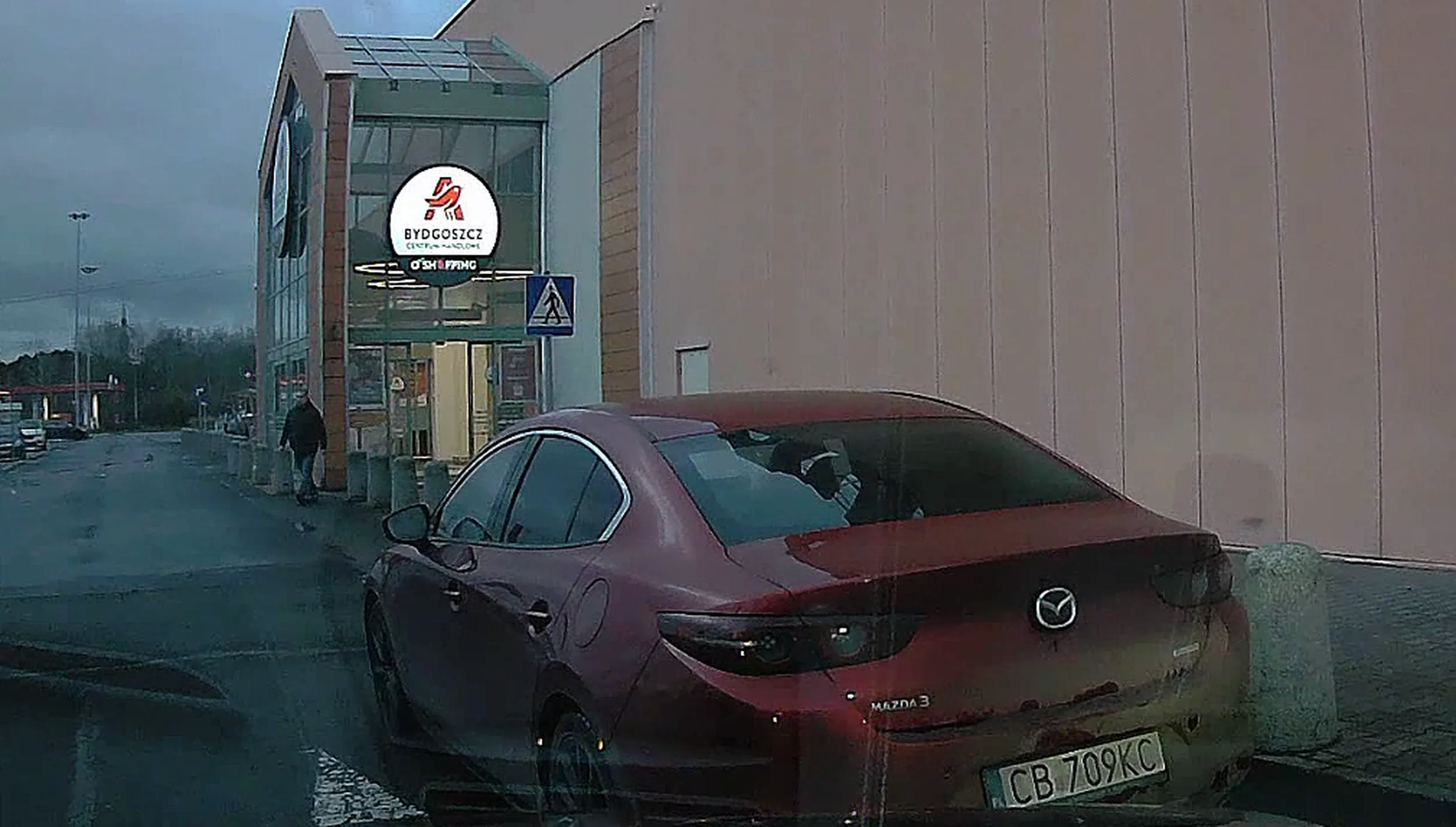 naucz sie parkowac w miejscach wyznaczonych a nie na srodku przejazdu